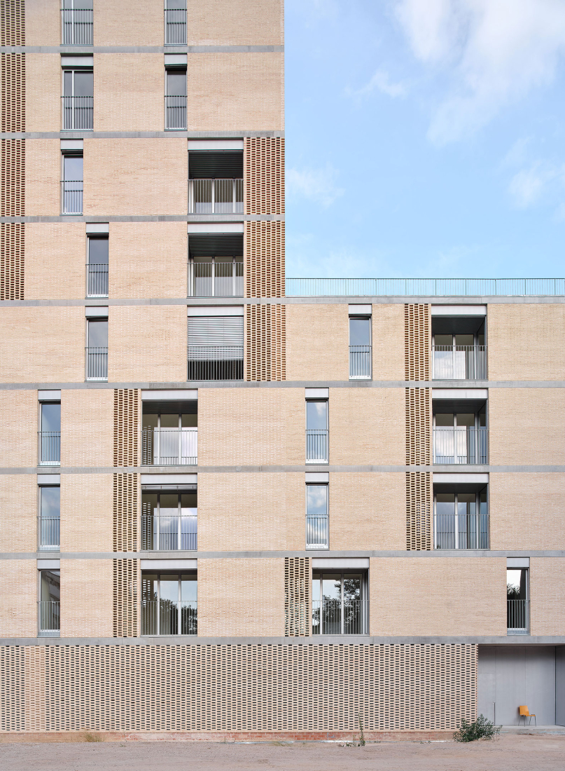 54 viviendas sociales en Borrassà por Peris + Toral. Fotografía por José Hevia.