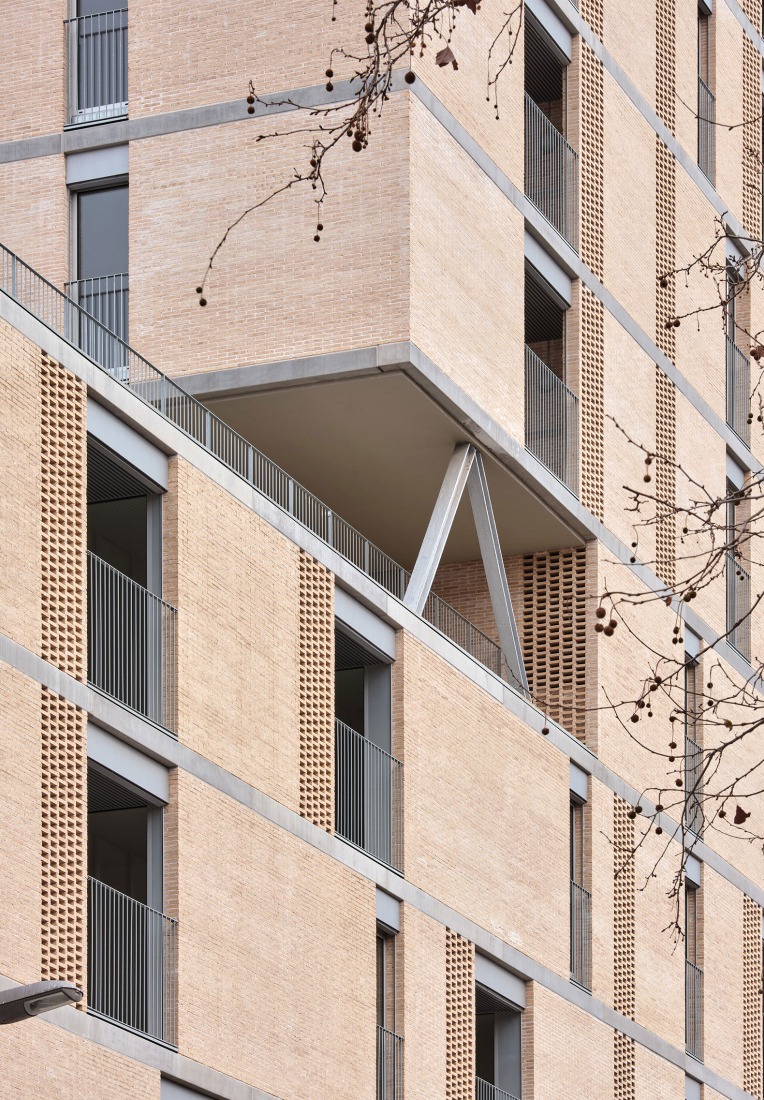 54 viviendas sociales en Borrassà por Peris + Toral. Fotografía por José Hevia.