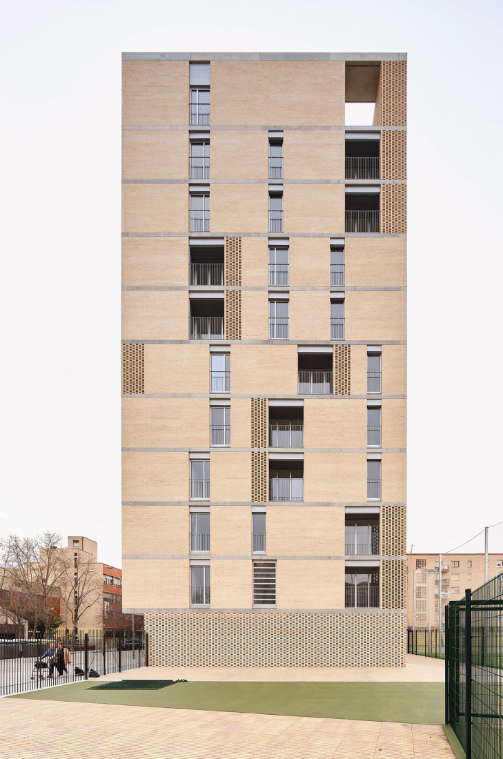 54 viviendas sociales en Borrassà por Peris + Toral. Fotografía por José Hevia.