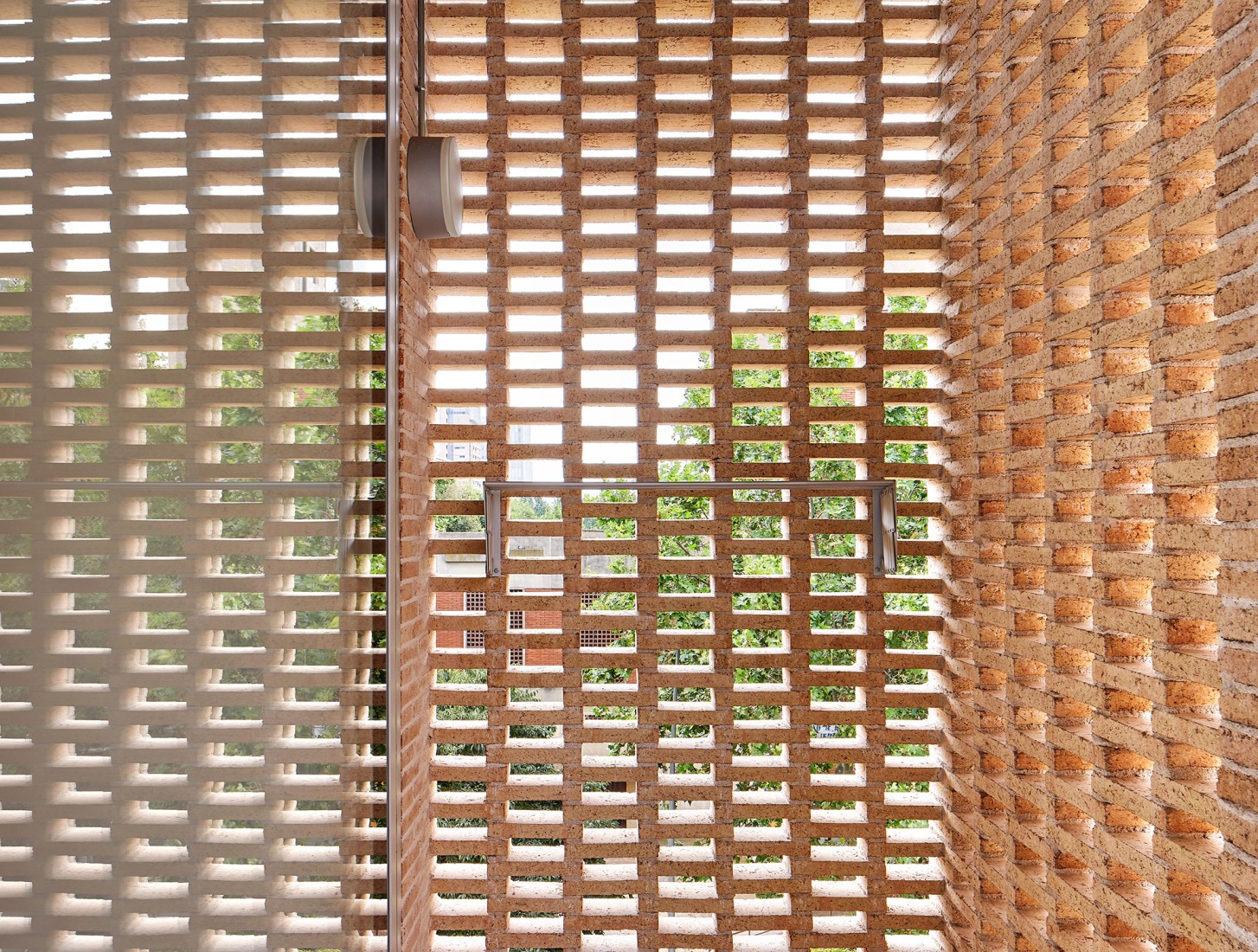 54 viviendas sociales en Borrassà por Peris + Toral. Fotografía por José Hevia.