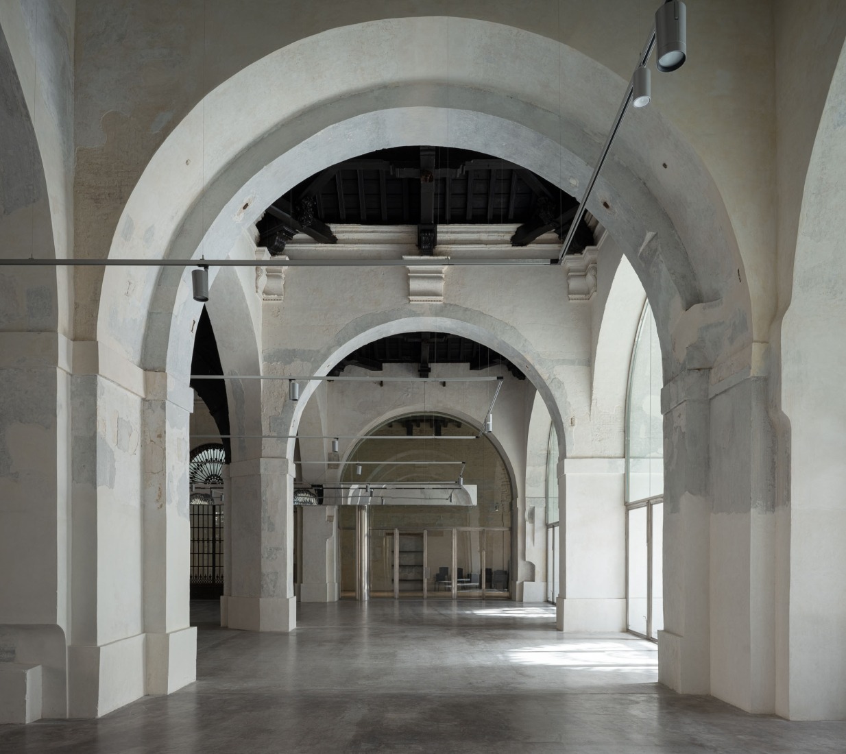 "Centro Magallanes_ICC" at the Royal Artillery Factory of Seville by Reina & Asociados. Photograph by Fernando Alda.