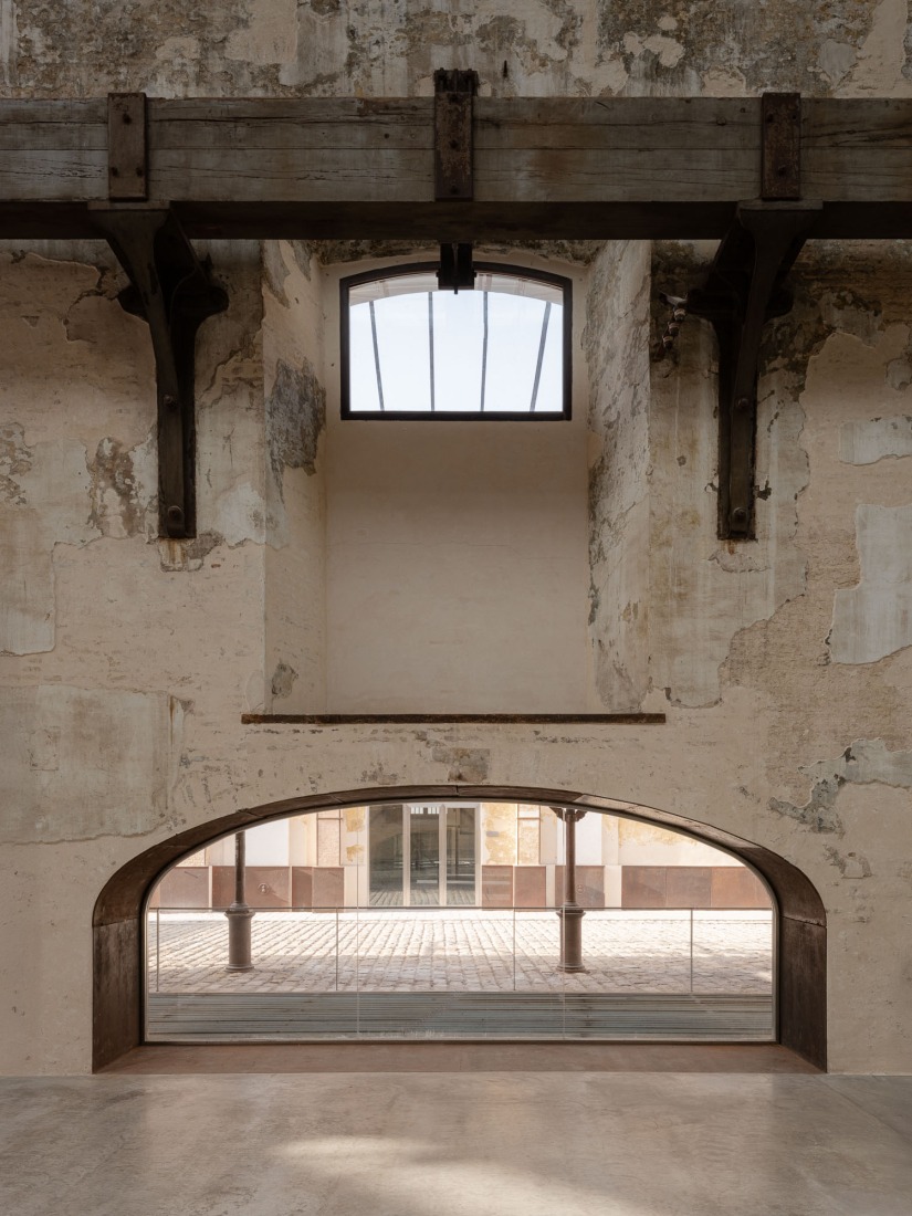 "Centro Magallanes_ICC" at the Royal Artillery Factory of Seville by Reina & Asociados. Photograph by Fernando Alda.