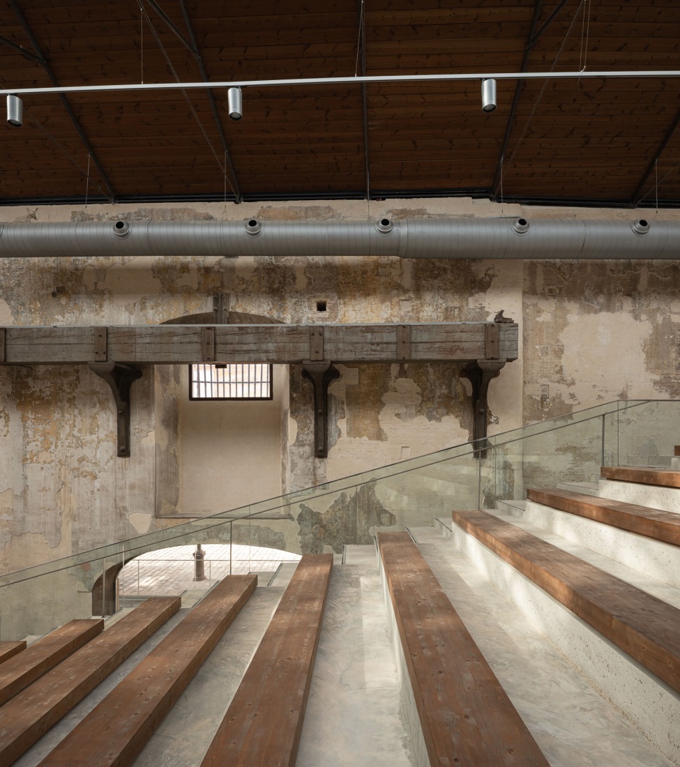 "Centro Magallanes_ICC" at the Royal Artillery Factory of Seville by Reina & Asociados. Photograph by Fernando Alda.