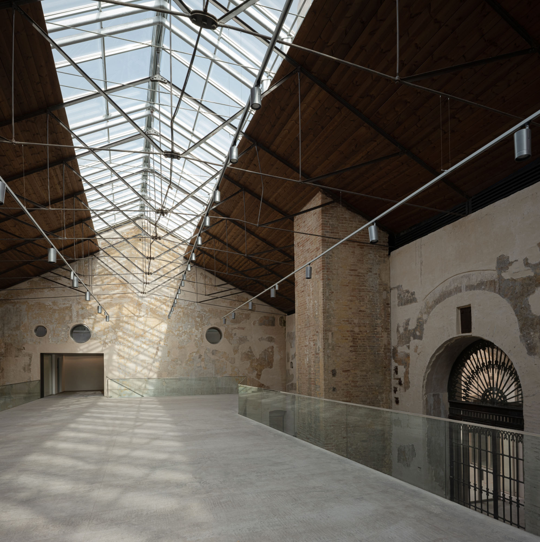"Centro Magallanes_ICC" at the Royal Artillery Factory of Seville by Reina & Asociados. Photograph by Fernando Alda.
