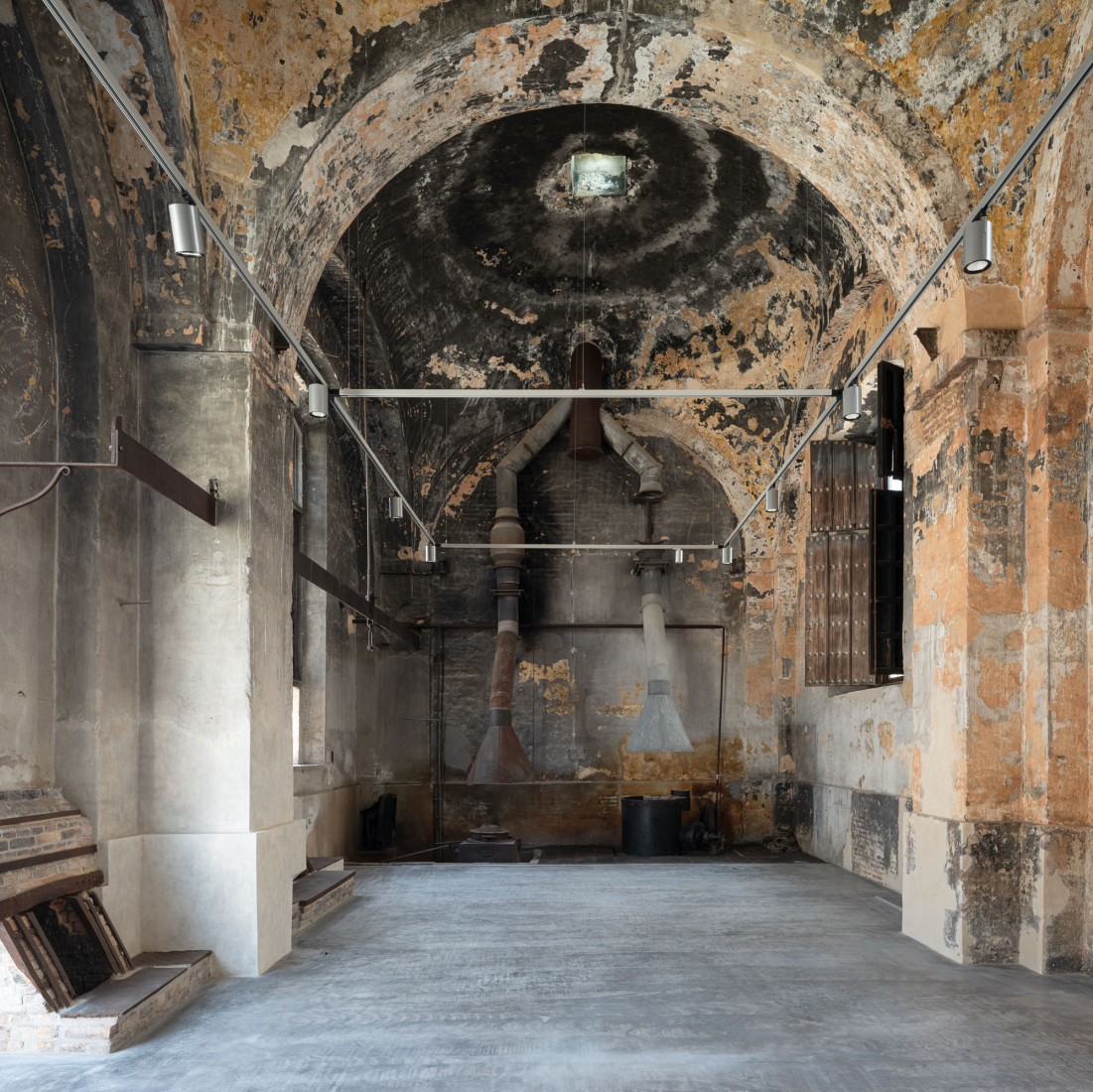 "Centro Magallanes_ICC" at the Royal Artillery Factory of Seville by Reina & Asociados. Photograph by Fernando Alda.