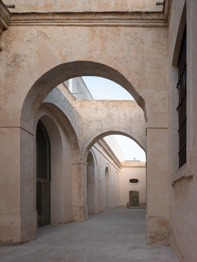 "Centro Magallanes_ICC" at the Royal Artillery Factory of Seville by Reina & Asociados. Photograph by Fernando Alda.
