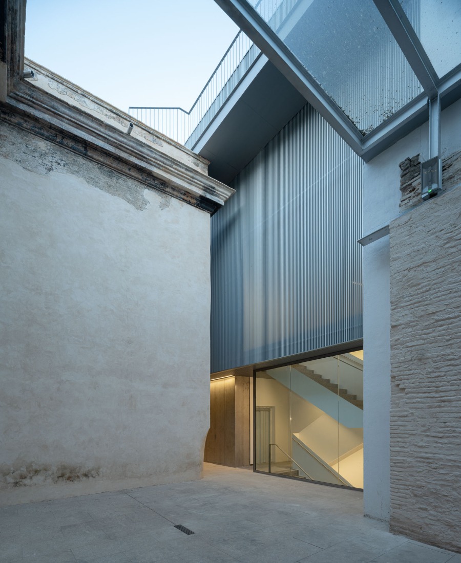 "Centro Magallanes_ICC" at the Royal Artillery Factory of Seville by Reina & Asociados. Photograph by Fernando Alda.