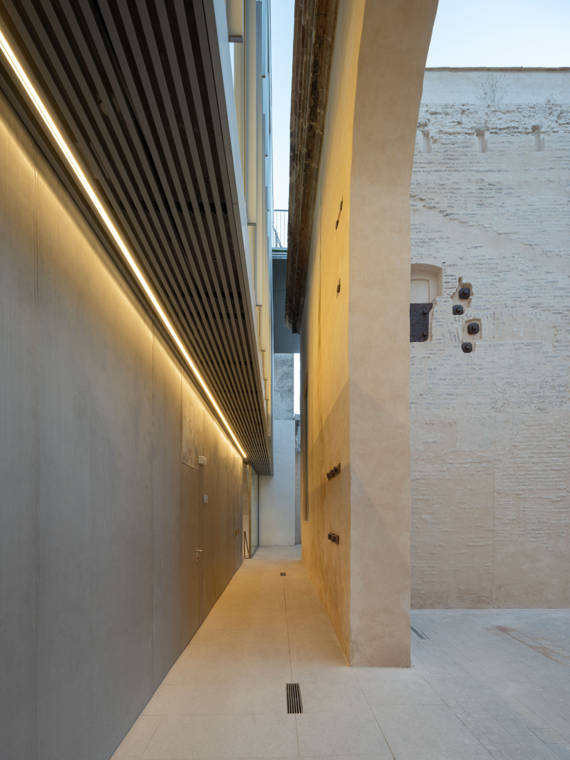 "Centro Magallanes_ICC" at the Royal Artillery Factory of Seville by Reina & Asociados. Photograph by Fernando Alda.