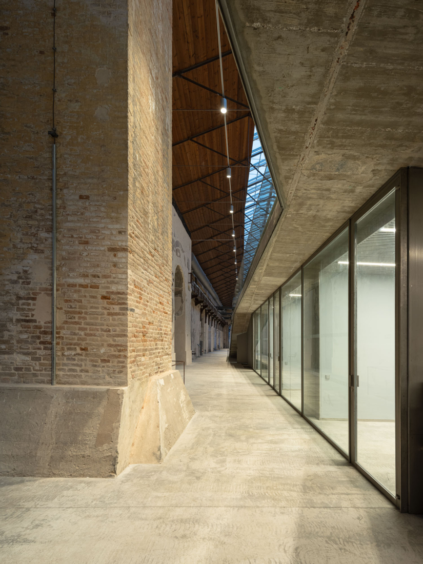 "Centro Magallanes_ICC" at the Royal Artillery Factory of Seville by Reina & Asociados. Photograph by Fernando Alda.