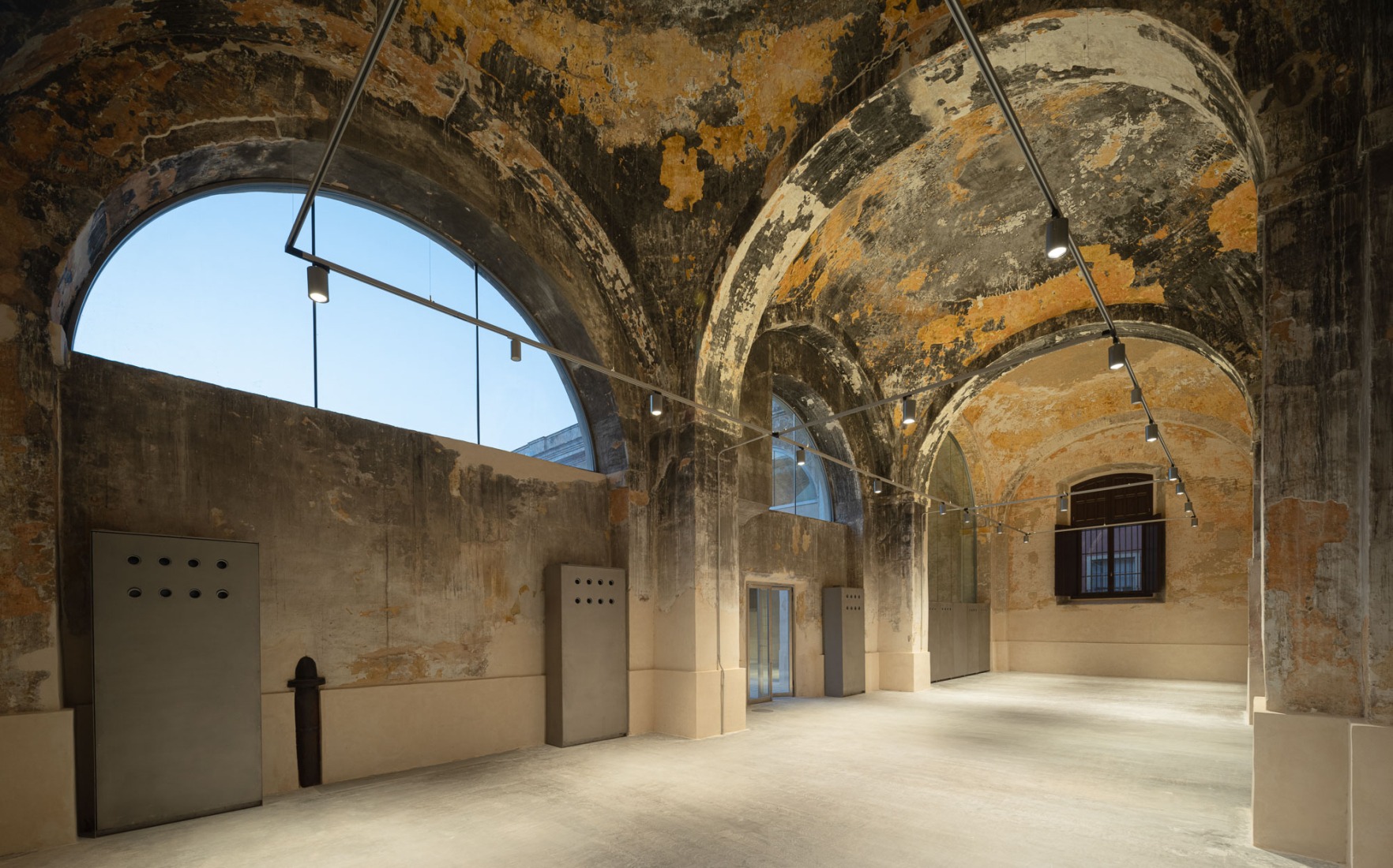 "Centro Magallanes_ICC" at the Royal Artillery Factory of Seville by Reina & Asociados. Photograph by Fernando Alda.
