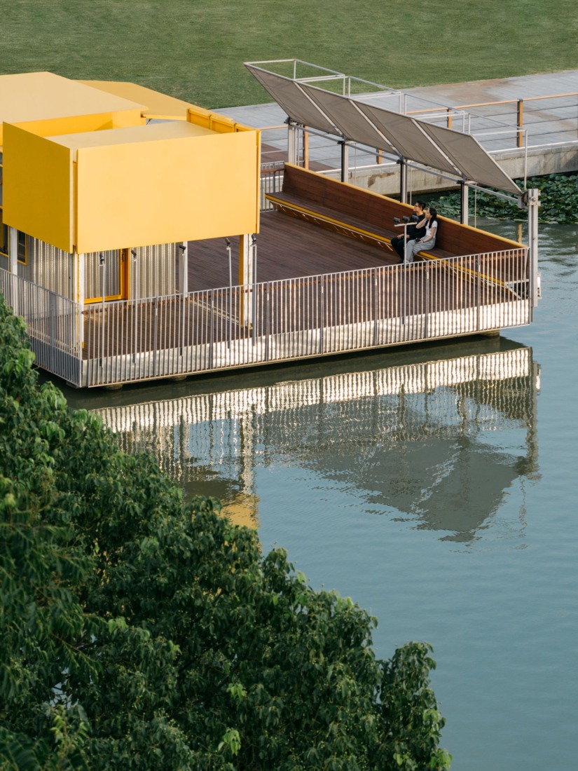 La sombrilla y los asientos frente a la estructura crean un espacio abierto y acogedor. «The Bloom Box» por SoBA. Fotografía por Wen Studio.