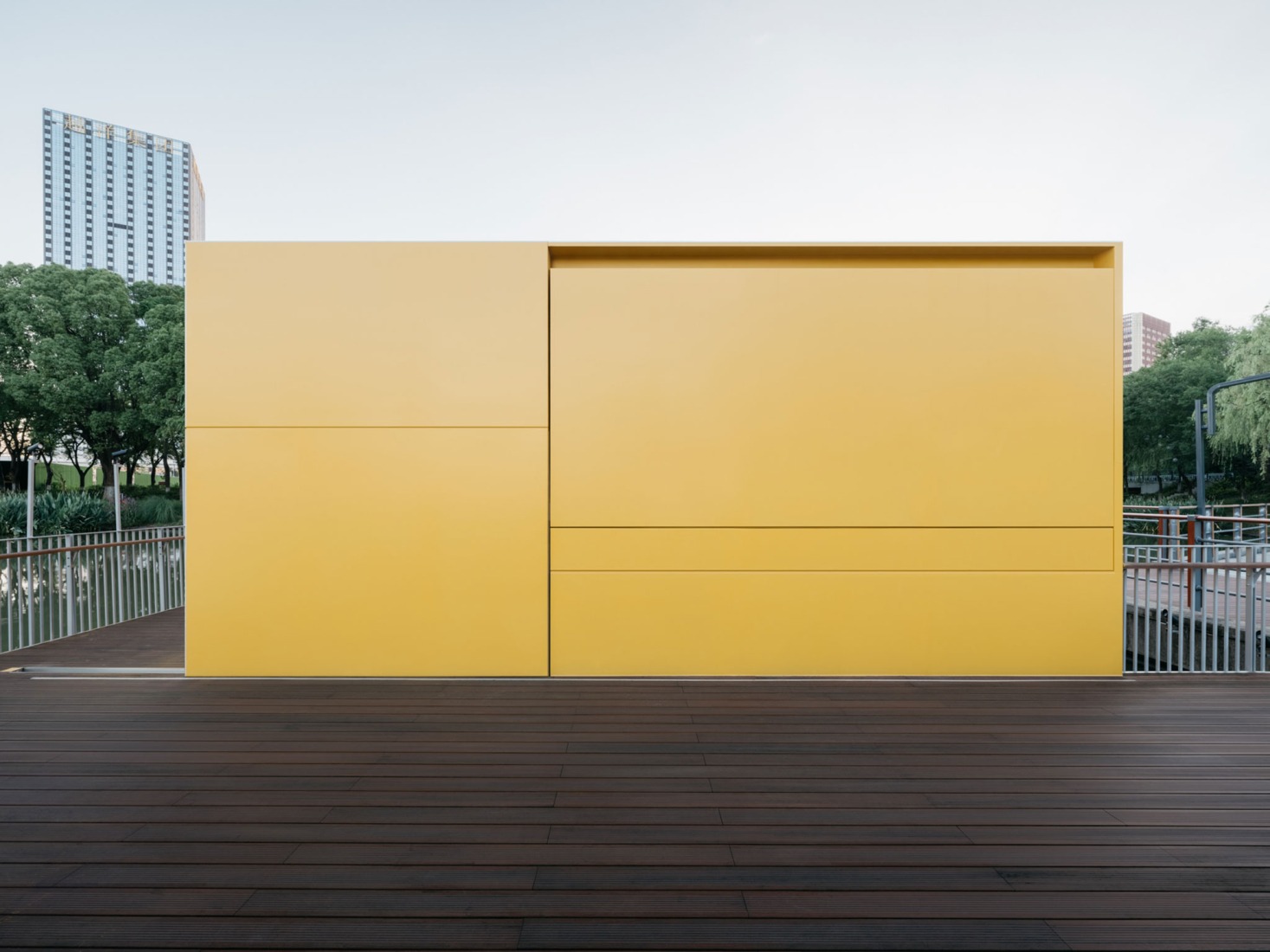 Cuando está cerrado, se pliega en un volumen silencioso y compacto. «The Bloom Box» por SoBA. Fotografía por Wen Studio.