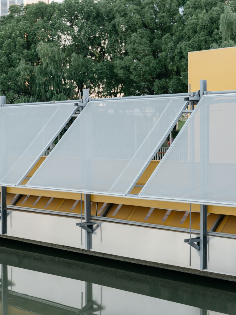 Sistema de sombrilla ajustable a los ángulos del sol. «The Bloom Box» por SoBA. Fotografía por Wen Studio.