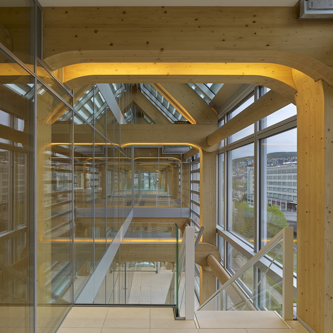 Nuevo edificio Zurich Werd, vista interior, quinta planta por Shigeru Ban. Fotografía por Didier Boy de La Tour. 