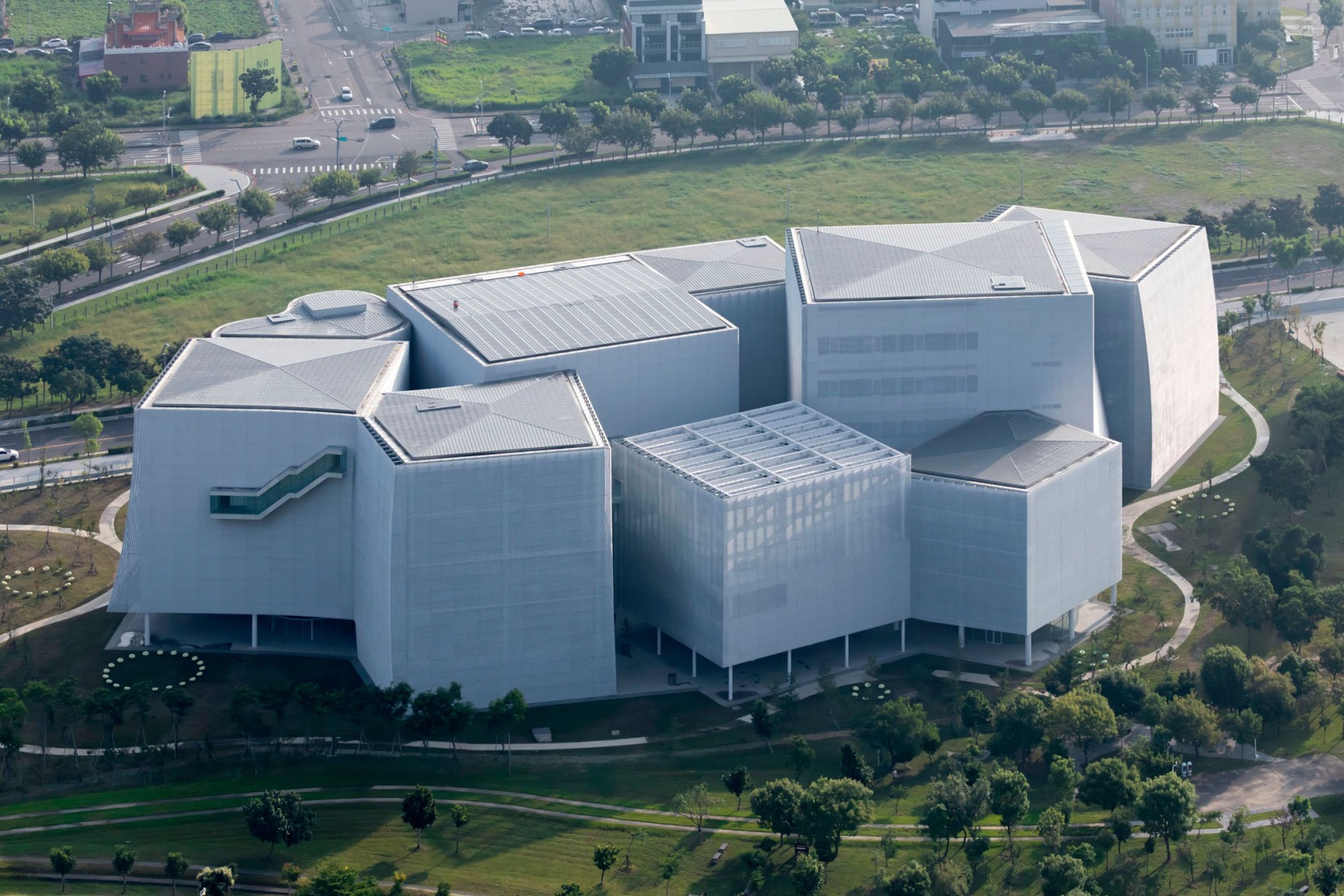 Museo-biblioteca verde de Taichung por SANAA. Fotografía por Iwan Baan.