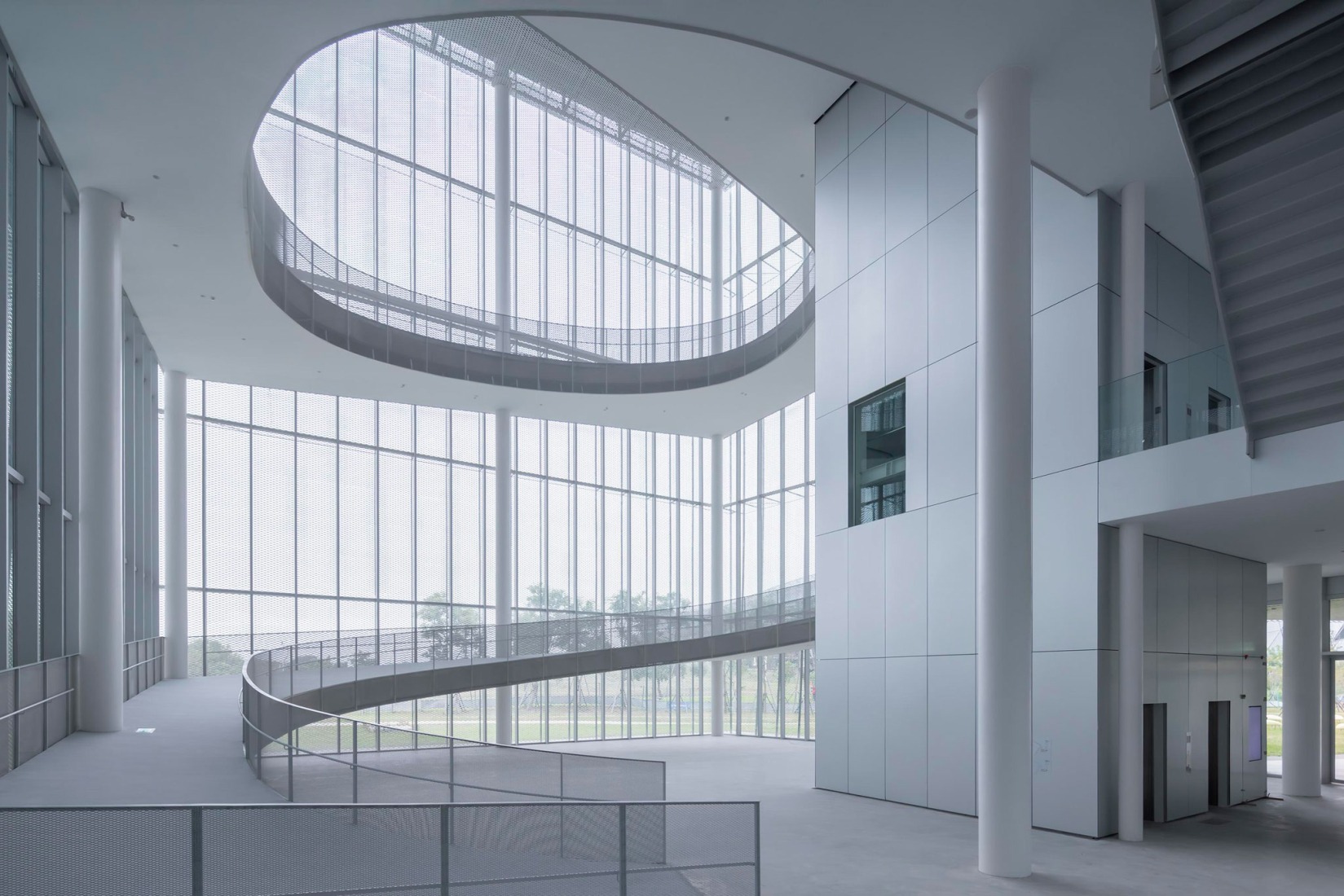 Museo-biblioteca verde de Taichung por SANAA. Fotografía por Iwan Baan.