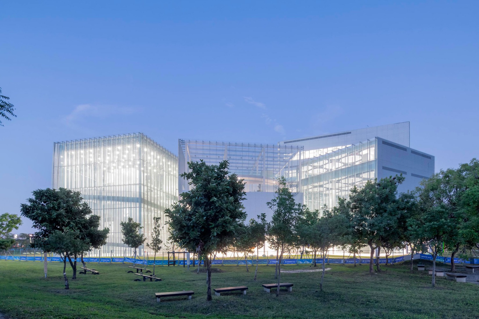 Museo-biblioteca verde de Taichung por SANAA. Fotografía por Iwan Baan.