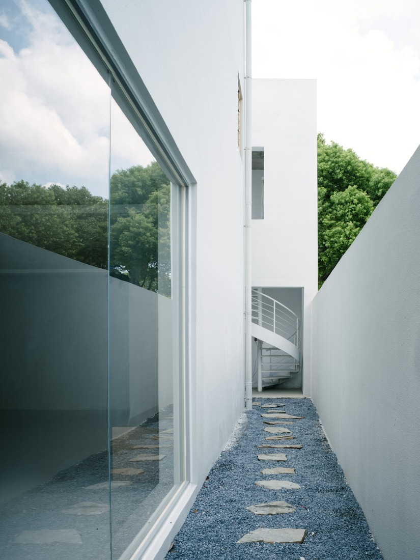 Courtyard-integrated circulation path. The Catcher guesthouse by Team_BLDG. Photograph by Hu Siyuan.
