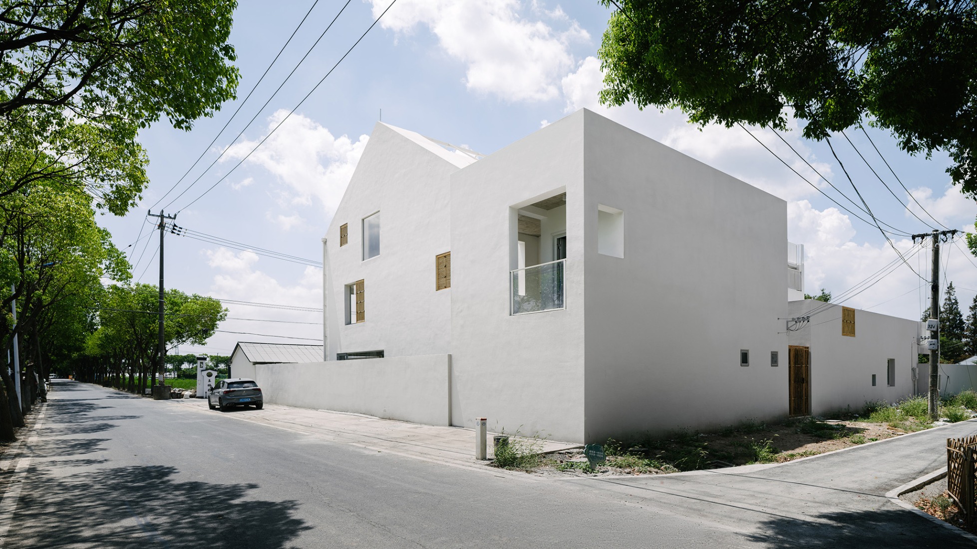 Building's Relation to the Road. The Catcher guesthouse by Team_BLDG. Photograph by Hu Siyuan.