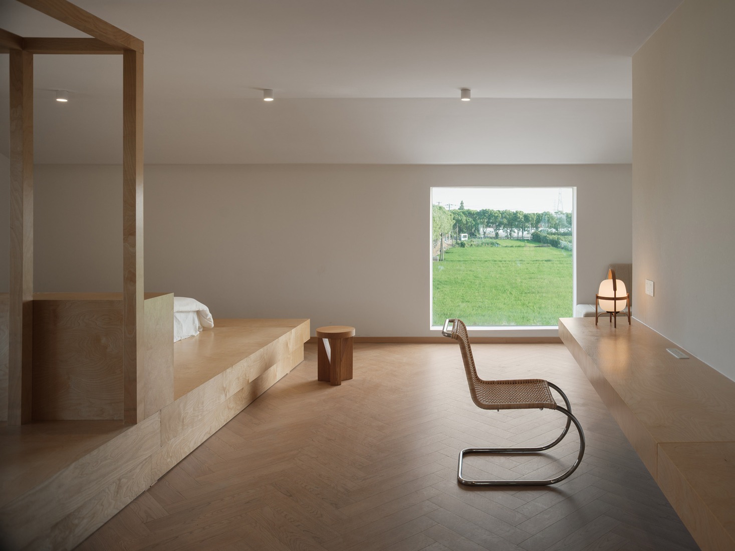 Windows Framing the Views. The Catcher guesthouse by Team_BLDG. Photograph by Hu Siyuan.