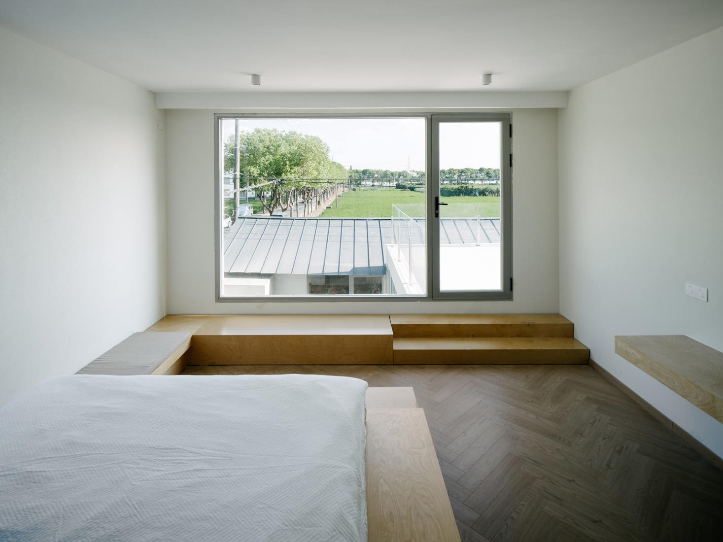 Direct Outdoor Access from Every Room. The Catcher guesthouse by Team_BLDG. Photograph by Hu Siyuan.