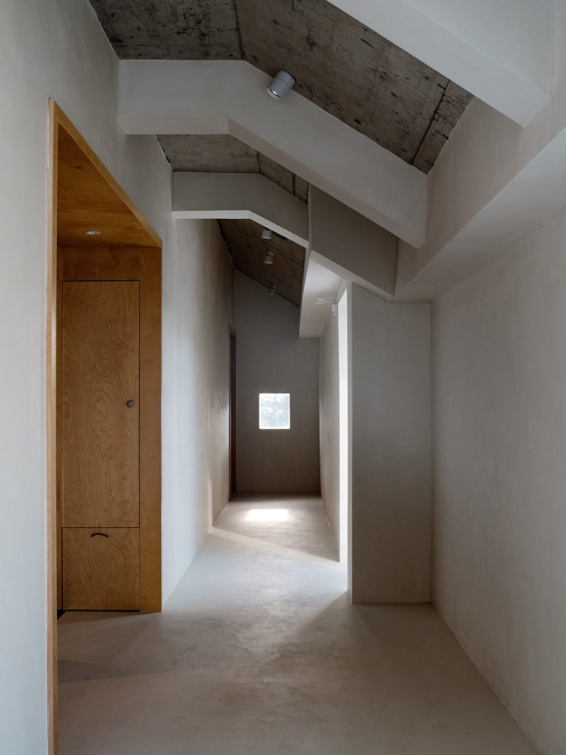 Cost-Effective Exposed Structures in Corridors. The Catcher guesthouse by Team_BLDG. Photograph by Hu Siyuan.