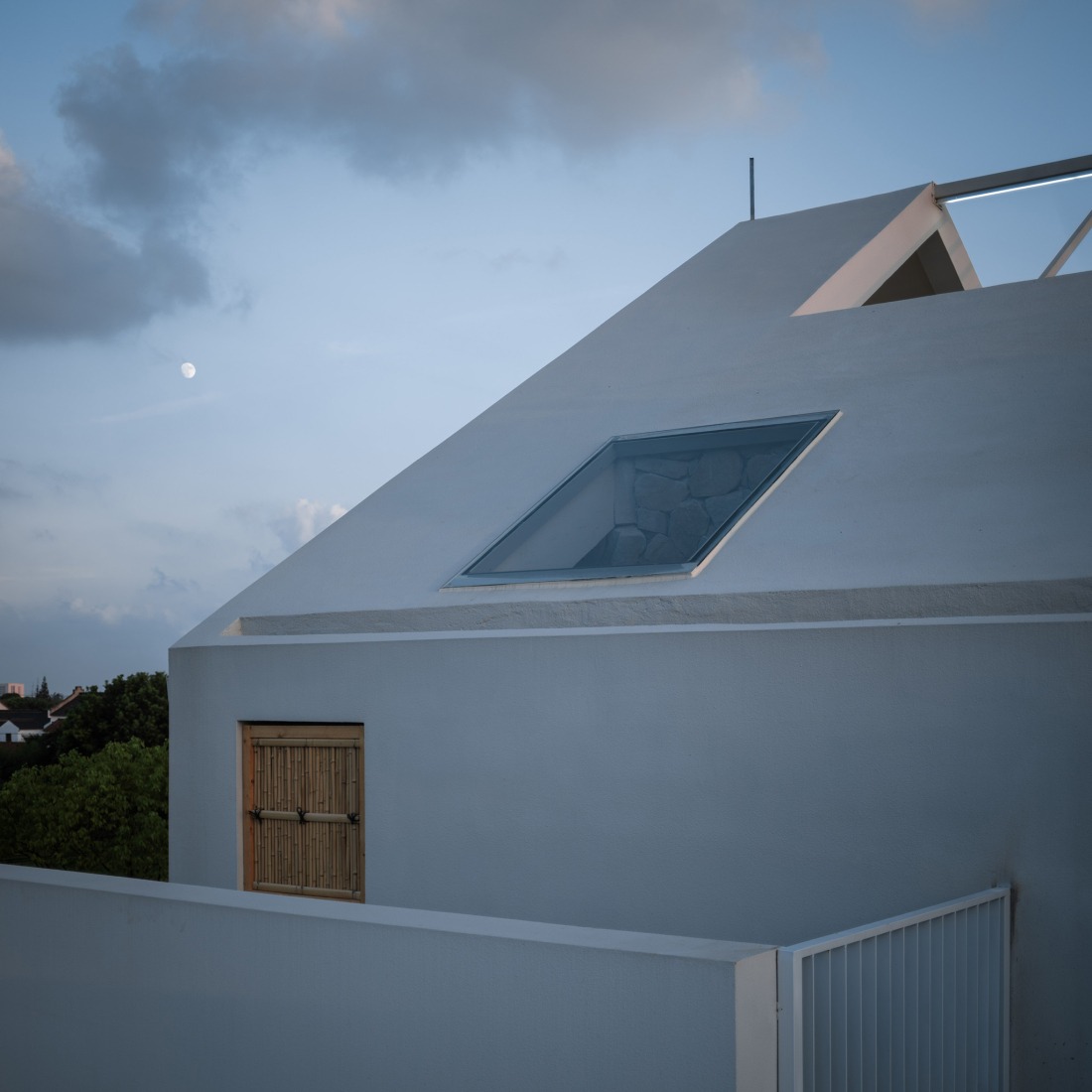 Skylight Flooding the Shower Area with Natural Light. The Catcher guesthouse by Team_BLDG. Photograph by Hu Siyuan.