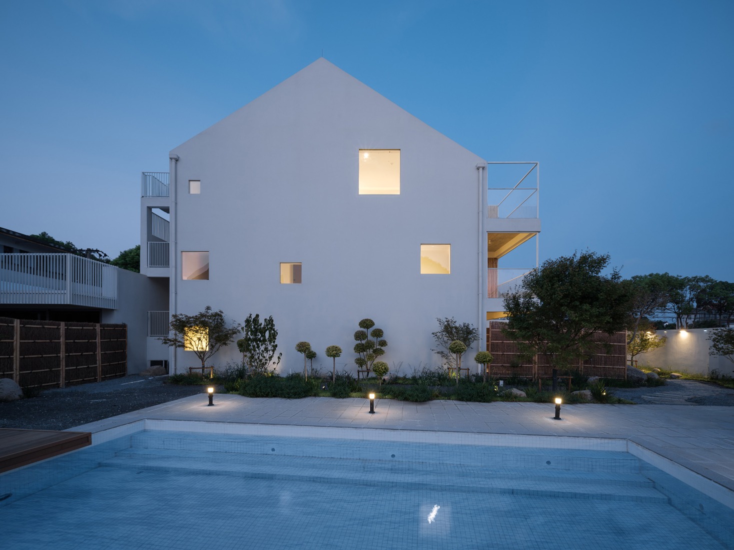 Landscape Feature by the Pool. The Catcher guesthouse by Team_BLDG. Photograph by Hu Siyuan.