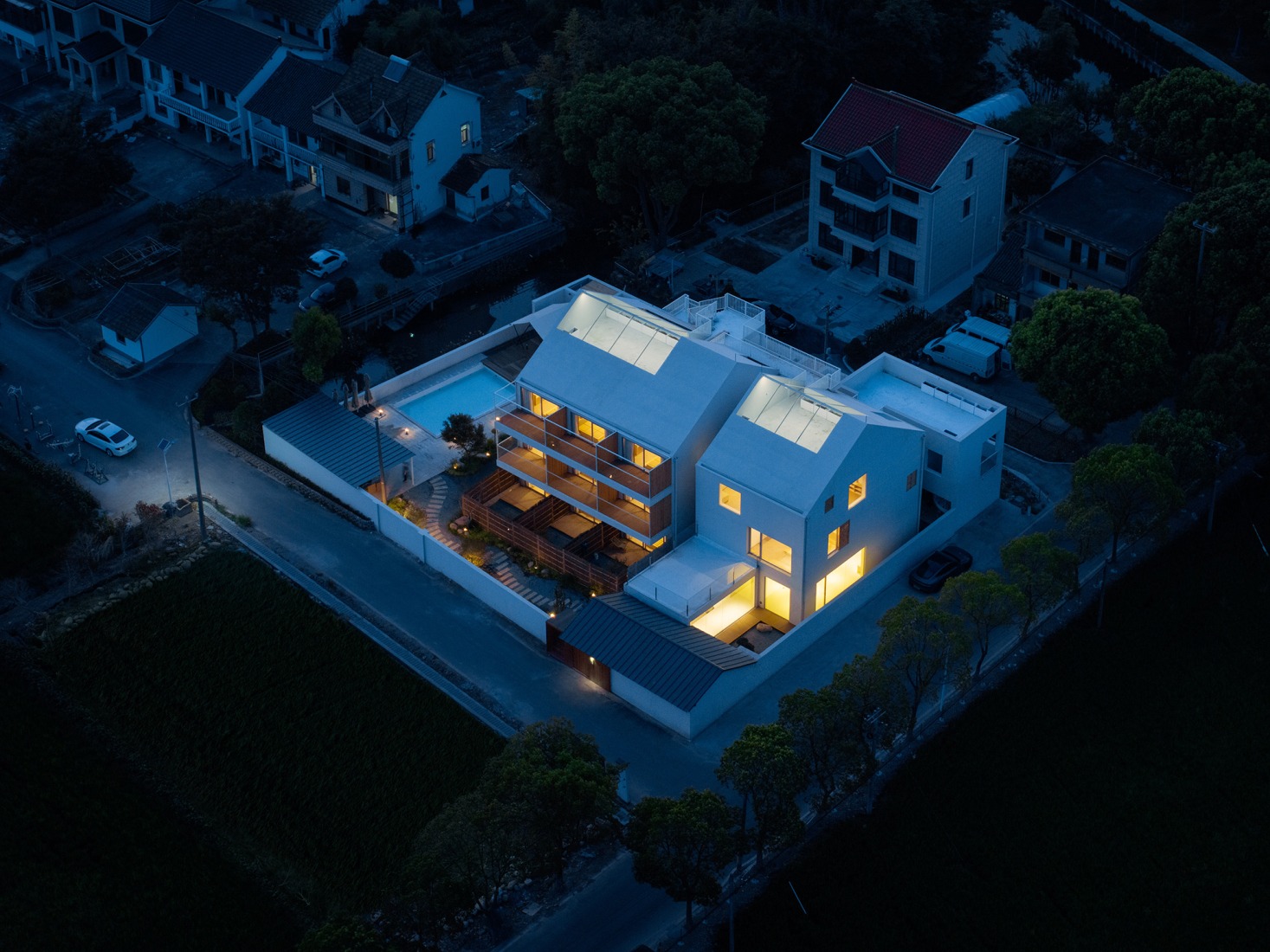 Guesthouse and Inner Courtyard at Night 2. The Catcher guesthouse by Team_BLDG. Photograph by Hu Siyuan.