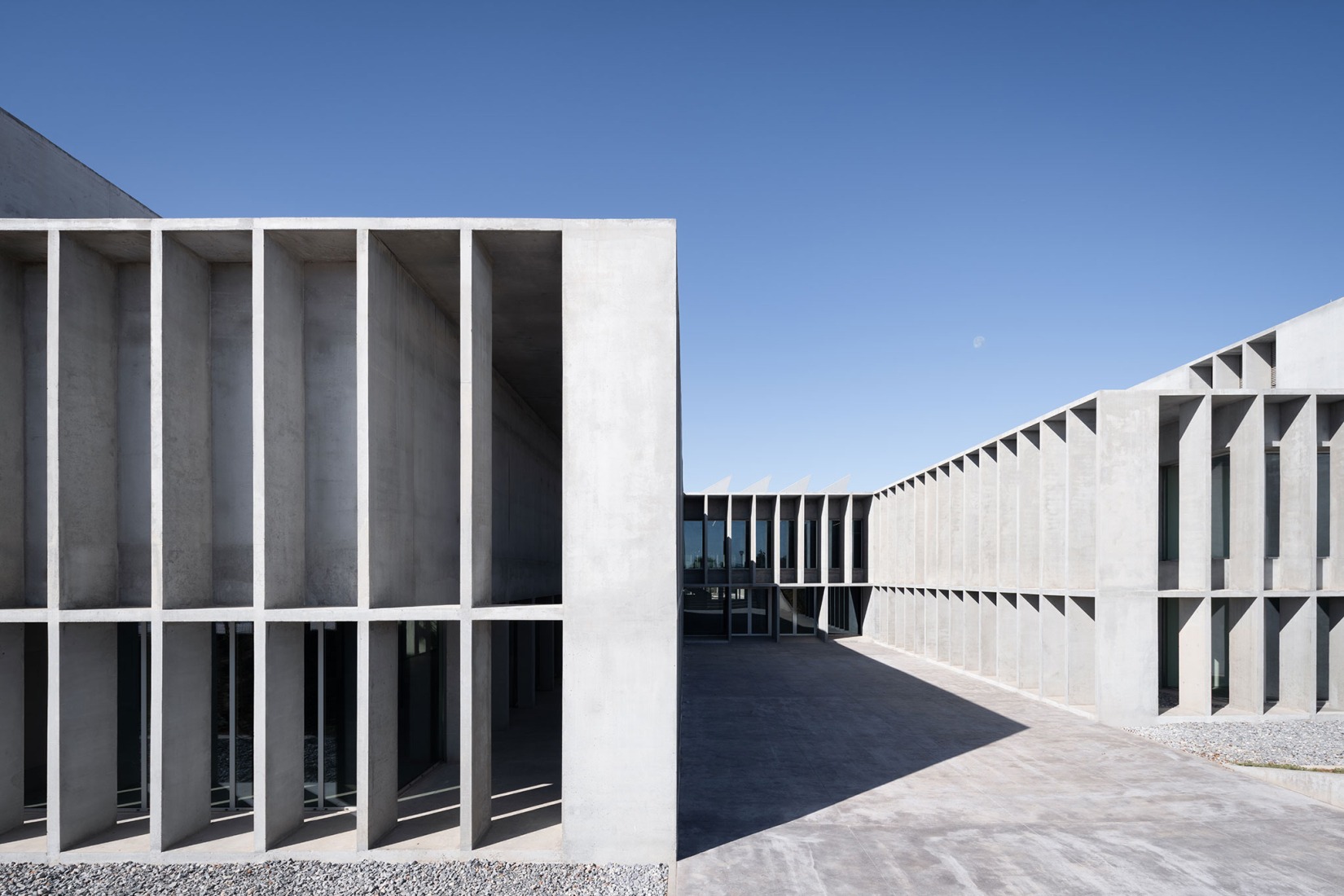 Facultad de Turismo por Vaillo +Architects. Fotografía por Rubén Pérez Bescós.