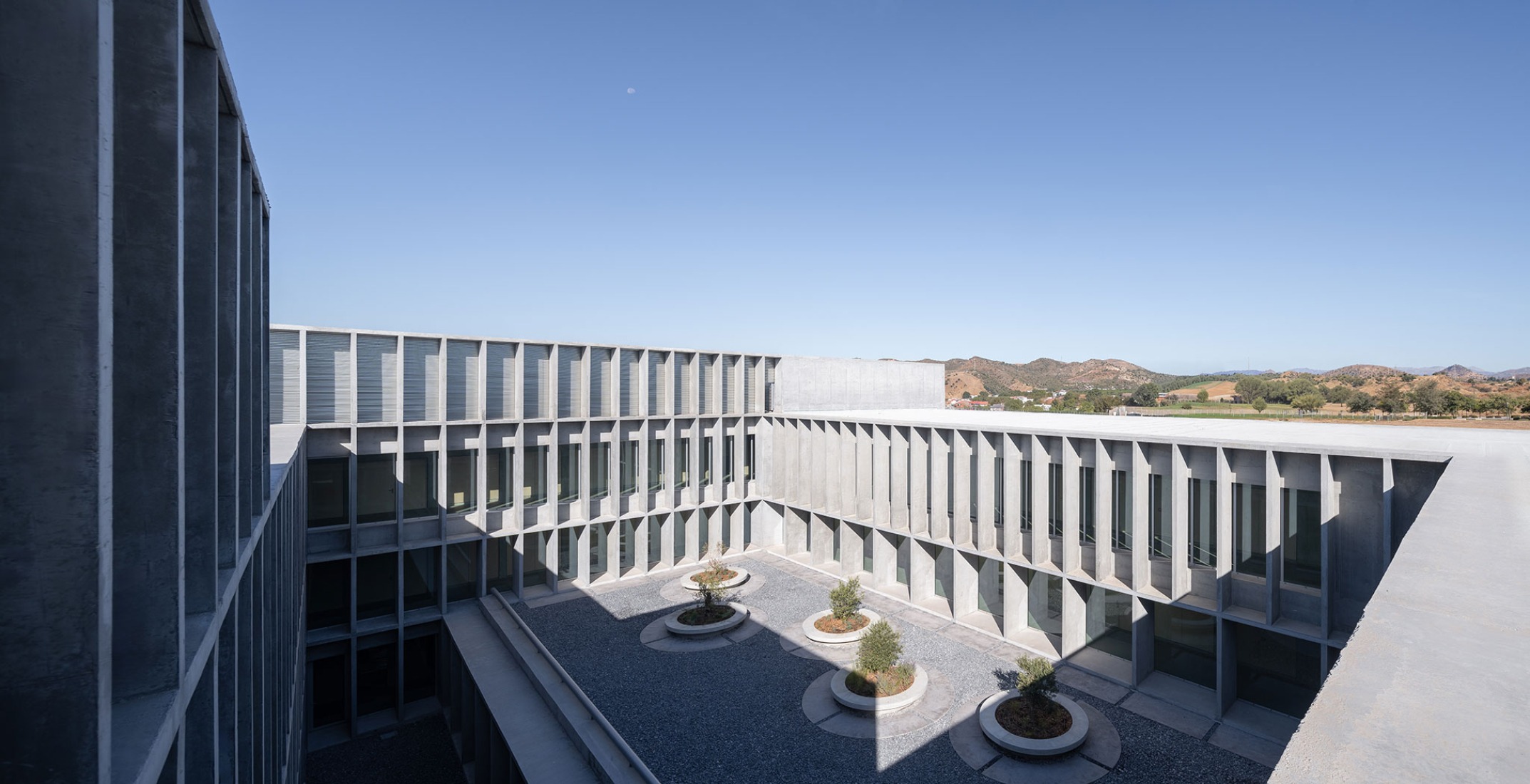 Facultad de Turismo por Vaillo +Architects. Fotografía por Rubén Pérez Bescós.