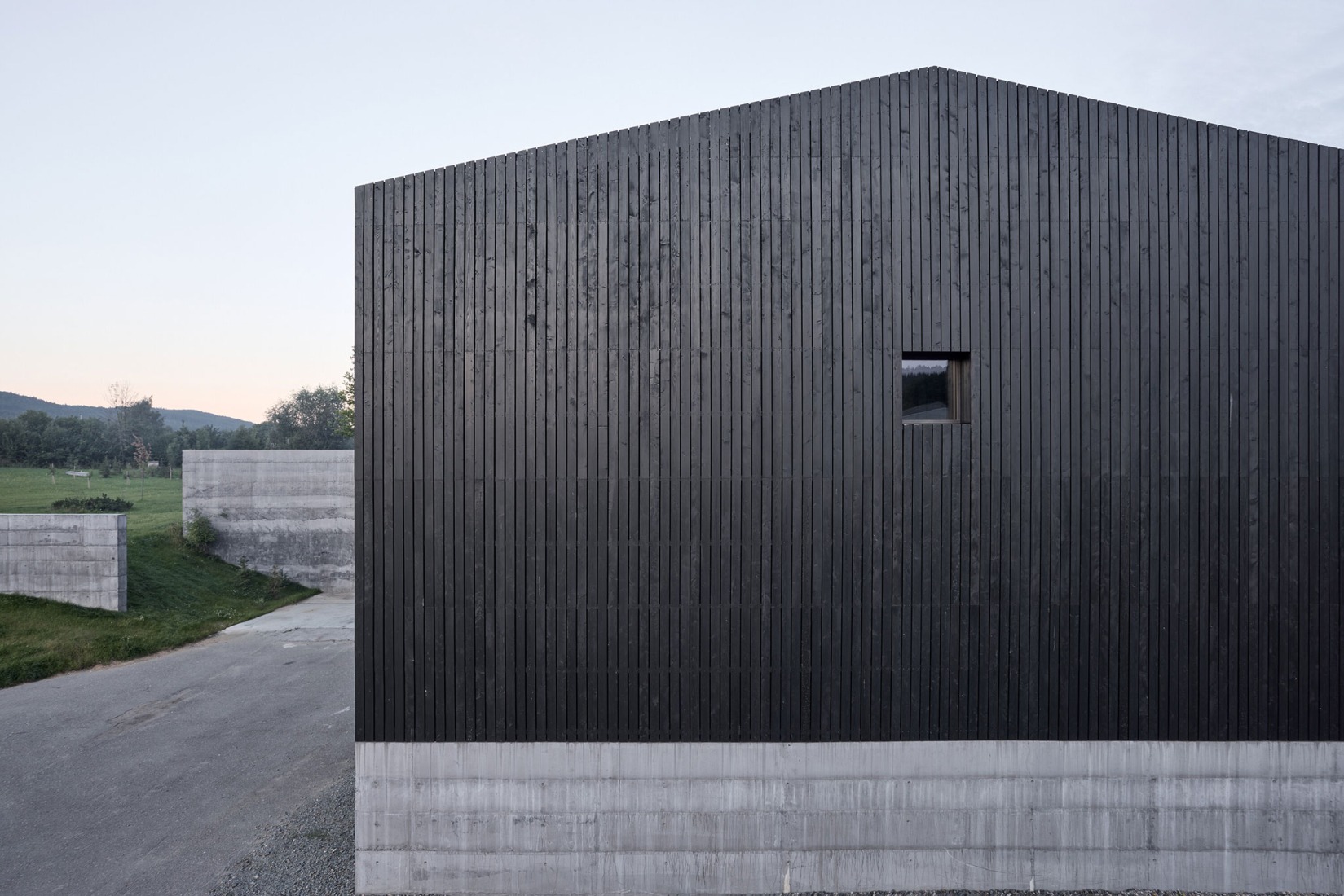 Sede central y sala de exposición de Janošík por Jakub Janošík. Fotografía por Filip Beránek.