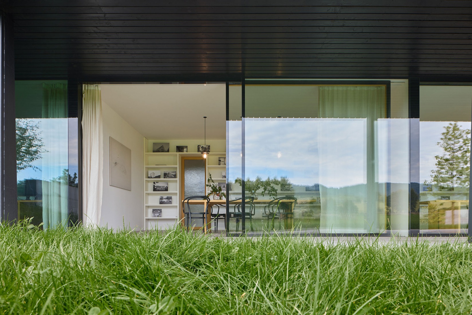 Sede central y sala de exposición de Janošík por Jakub Janošík. Fotografía por Filip Beránek.