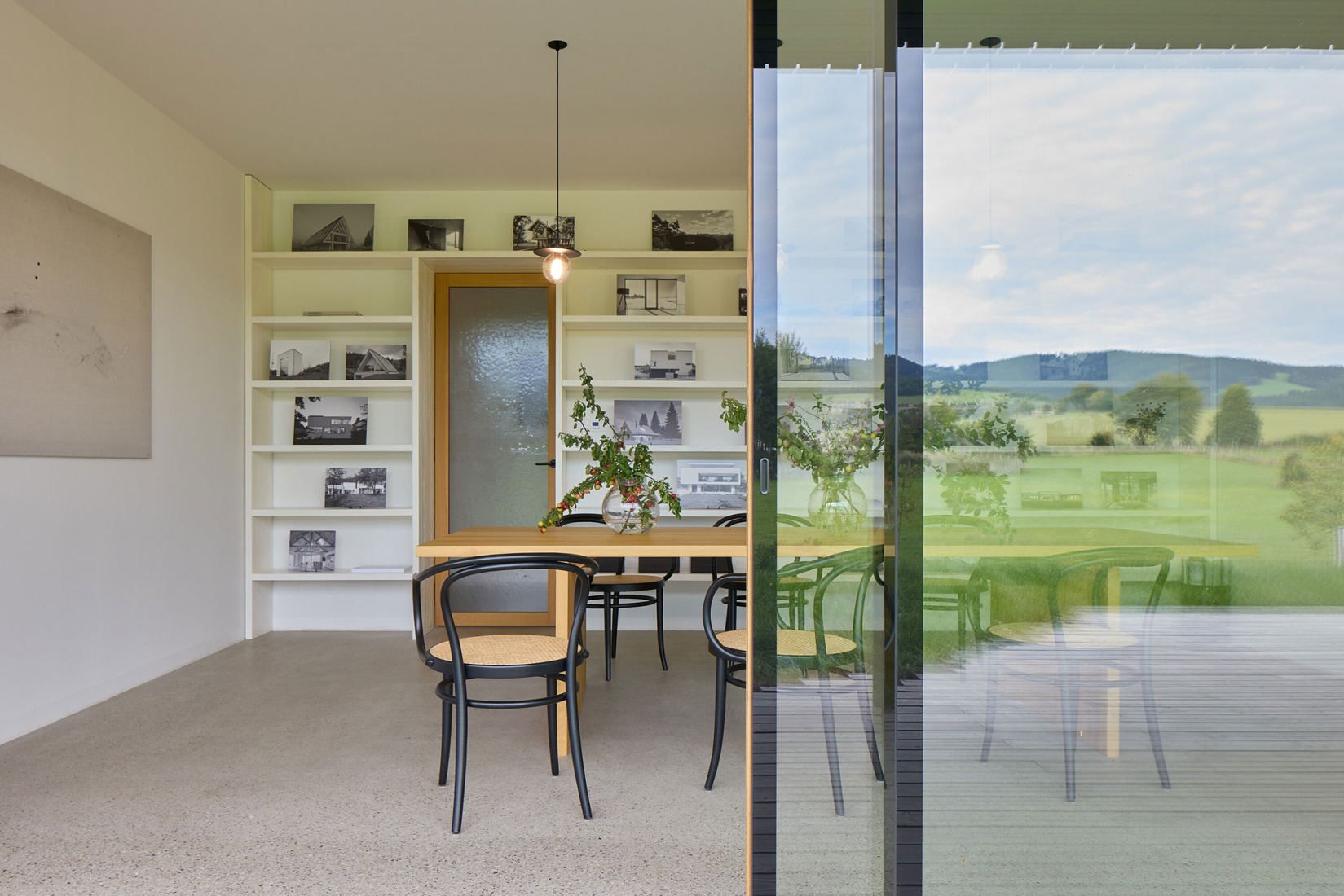 Sede central y sala de exposición de Janošík por Jakub Janošík. Fotografía por Filip Beránek.
