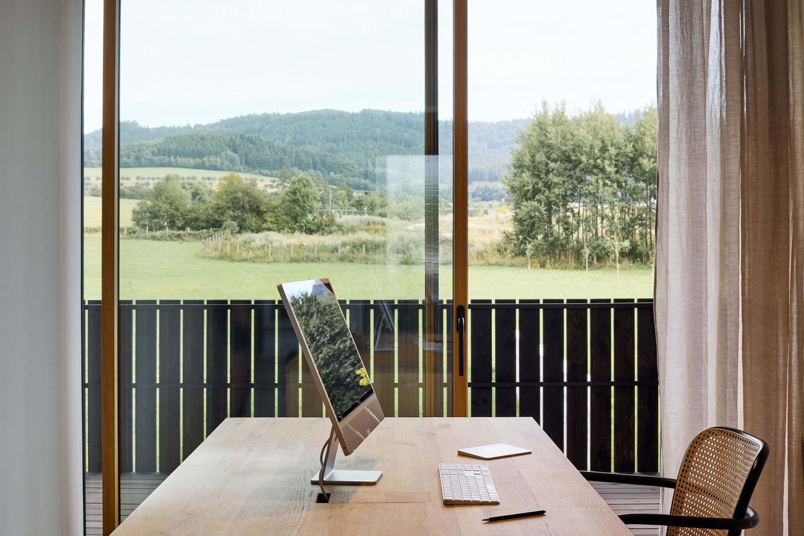 Sede central y sala de exposición de Janošík por Jakub Janošík. Fotografía por Filip Beránek.