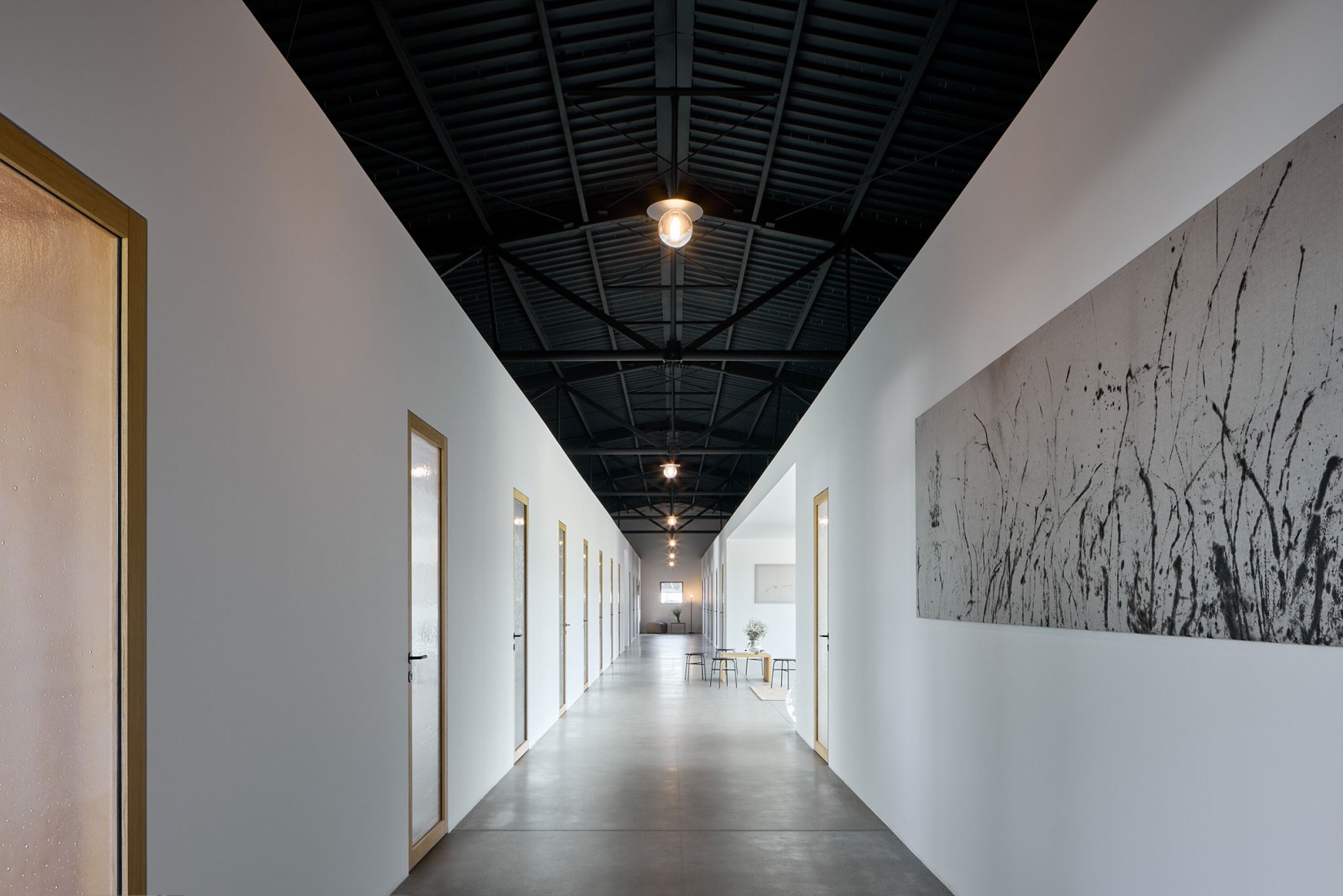 Sede central y sala de exposición de Janošík por Jakub Janošík. Fotografía por Filip Beránek.