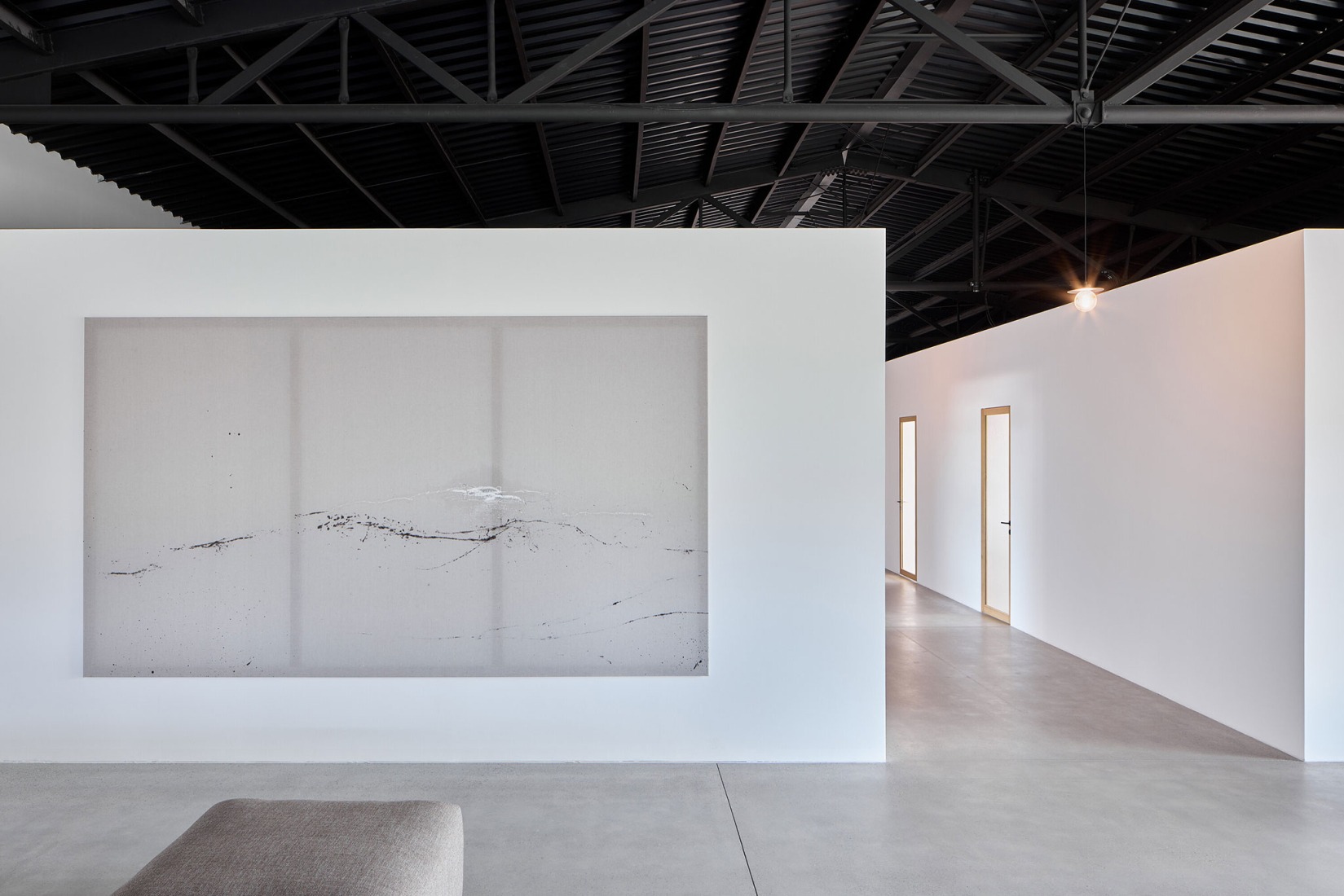 Sede central y sala de exposición de Janošík por Jakub Janošík. Fotografía por Filip Beránek.