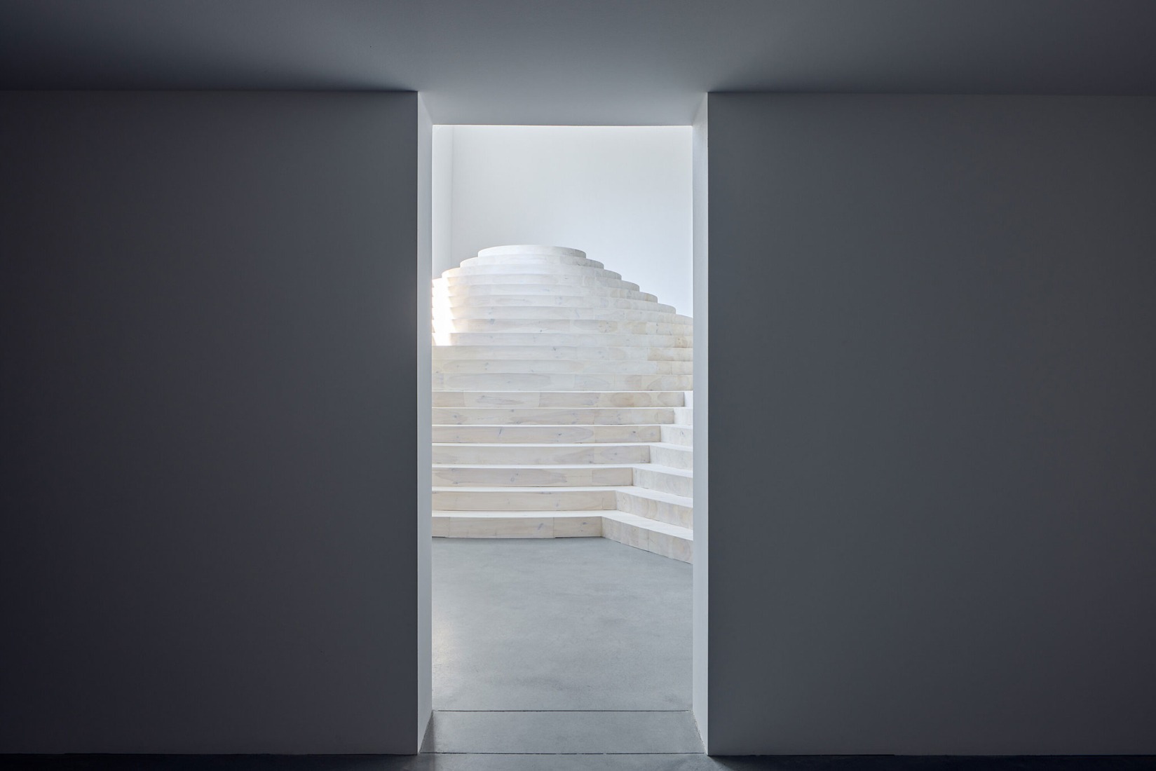 Sede central y sala de exposición de Janošík por Jakub Janošík. Fotografía por Filip Beránek.