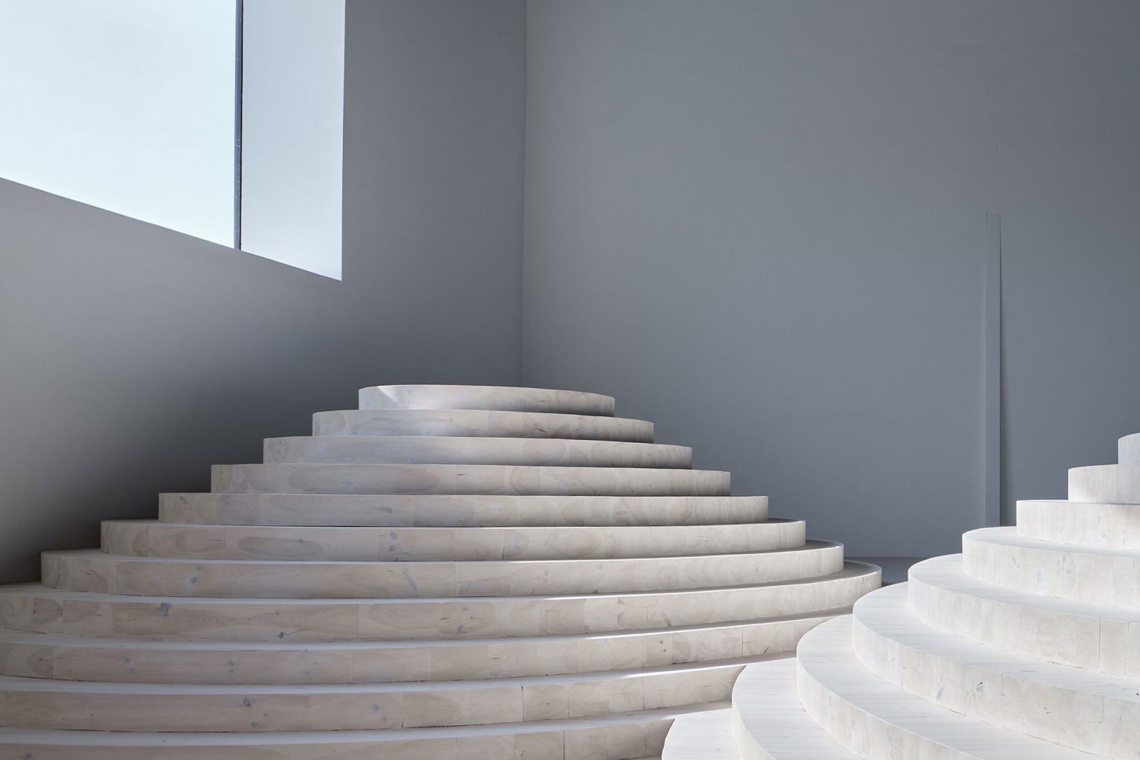 Sede central y sala de exposición de Janošík por Jakub Janošík. Fotografía por Filip Beránek.