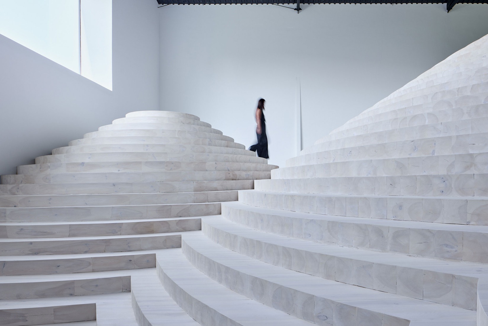 Sede central y sala de exposición de Janošík por Jakub Janošík. Fotografía por Filip Beránek.