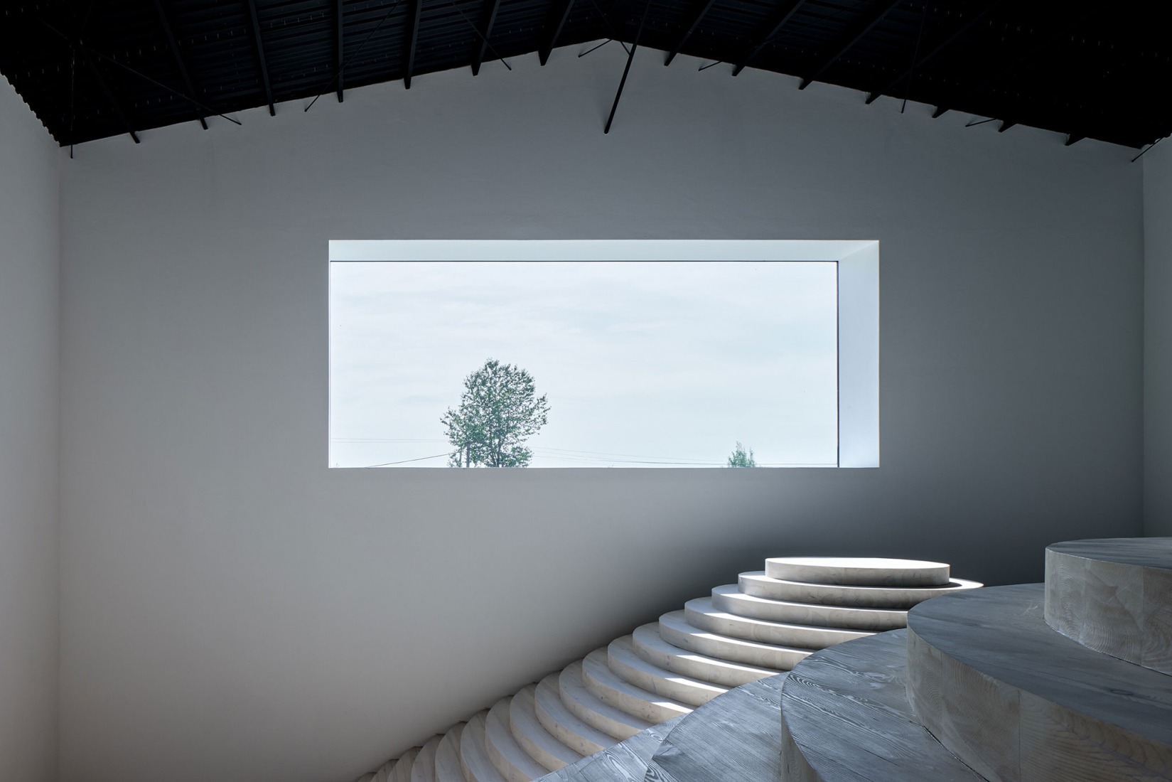 Sede central y sala de exposición de Janošík por Jakub Janošík. Fotografía por Filip Beránek.