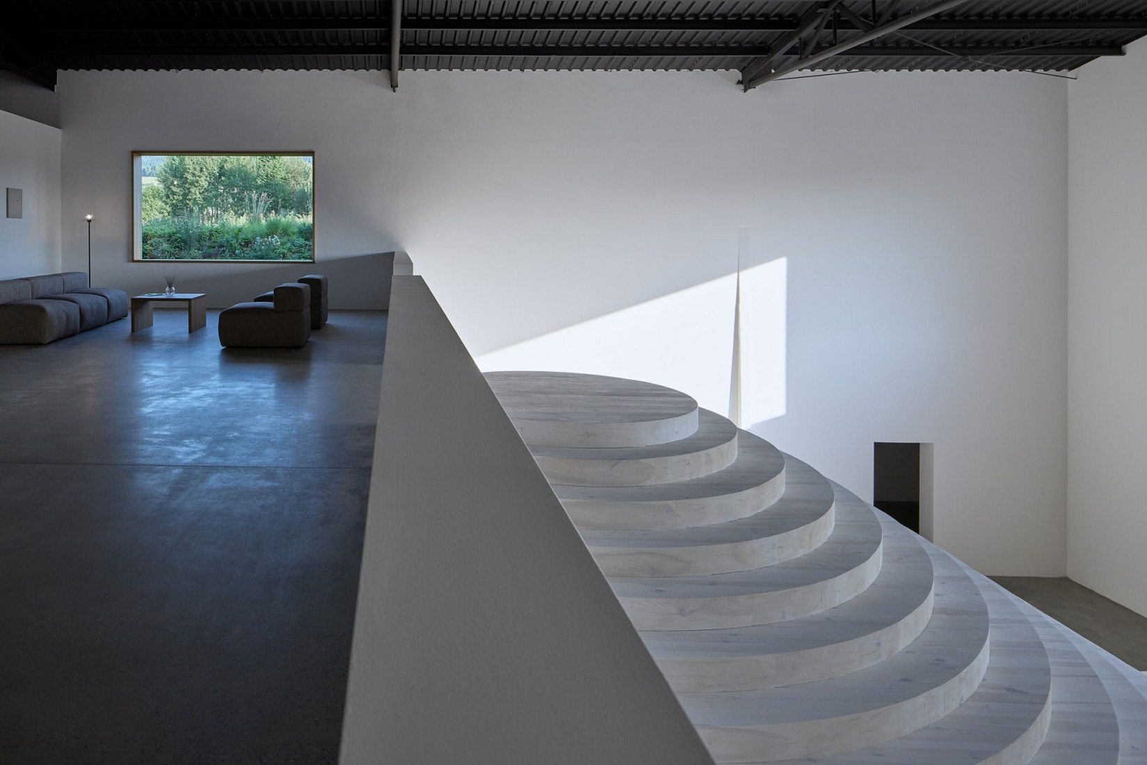 Sede central y sala de exposición de Janošík por Jakub Janošík. Fotografía por Filip Beránek.