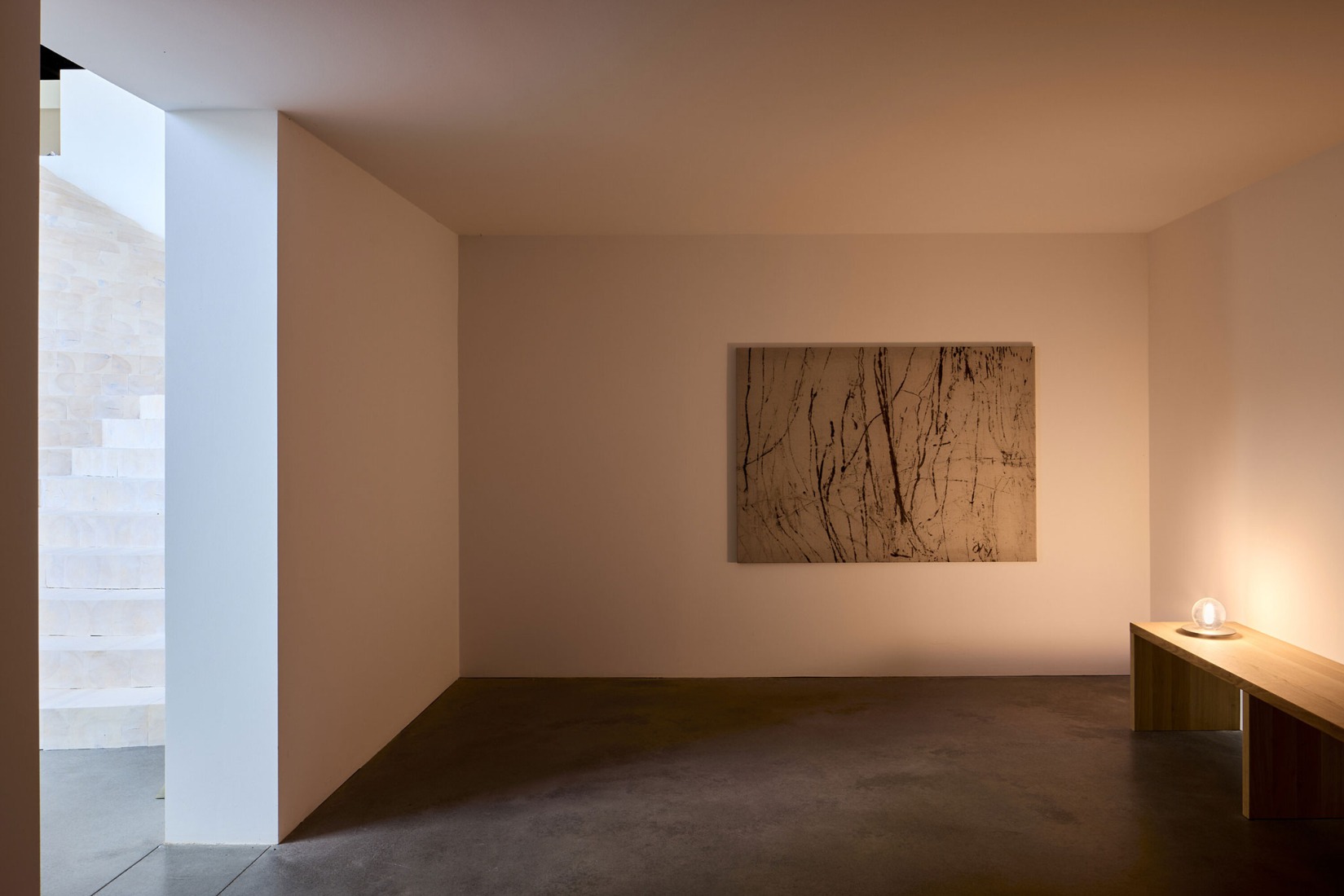 Sede central y sala de exposición de Janošík por Jakub Janošík. Fotografía por Filip Beránek.