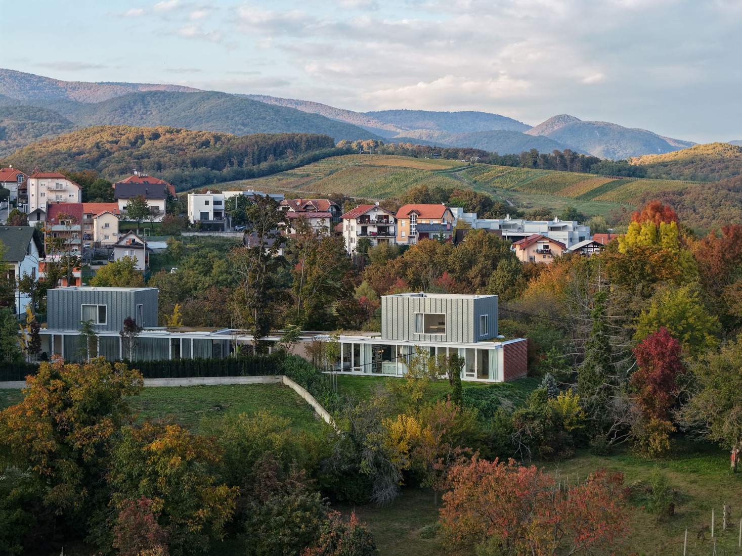 Double Villa Bukovac by njiric+ arhitekti. Photograph by Jure Zivkovic.