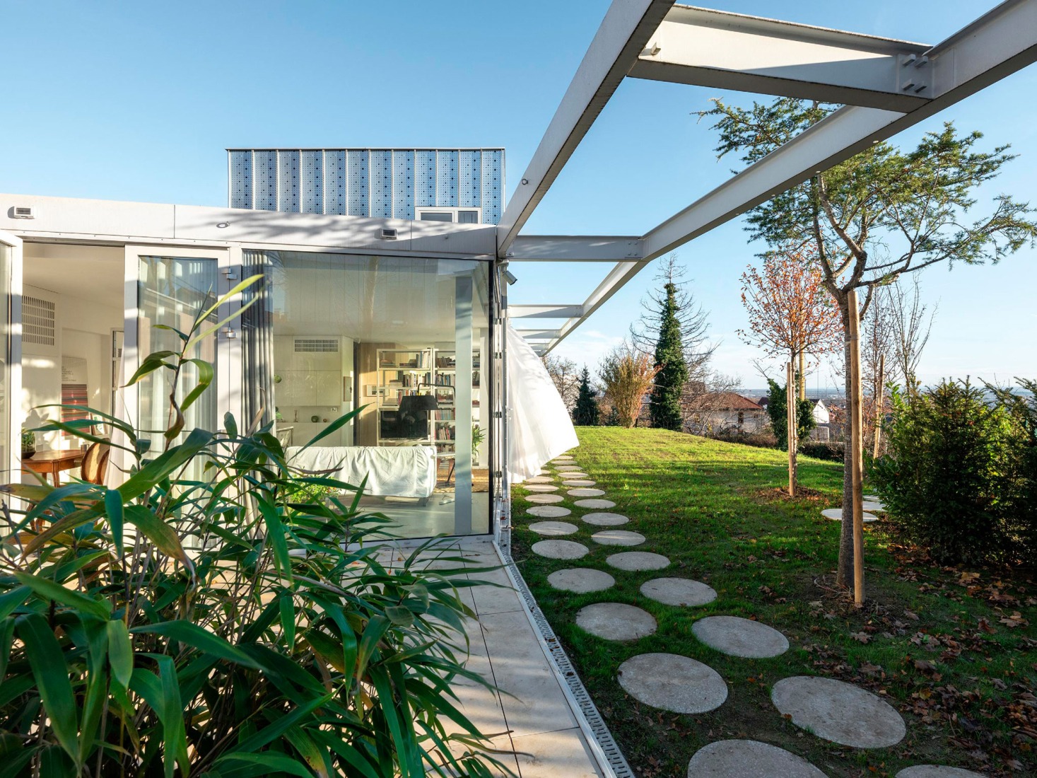 Double Villa Bukovac by njiric+ arhitekti. Photograph by Bosnic+Dorotic.