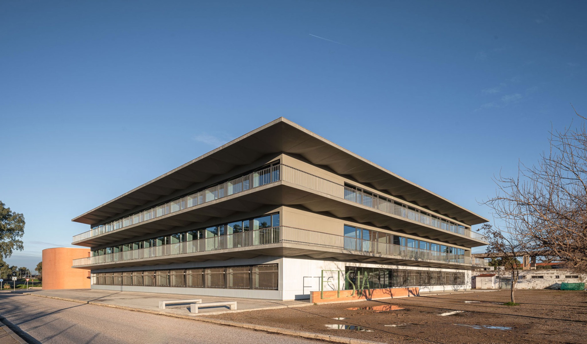 Expansion and renovation of the ETSIA of the Universidad de Sevilla by Estudio Carbajal. Photograph by Fernando Alda.