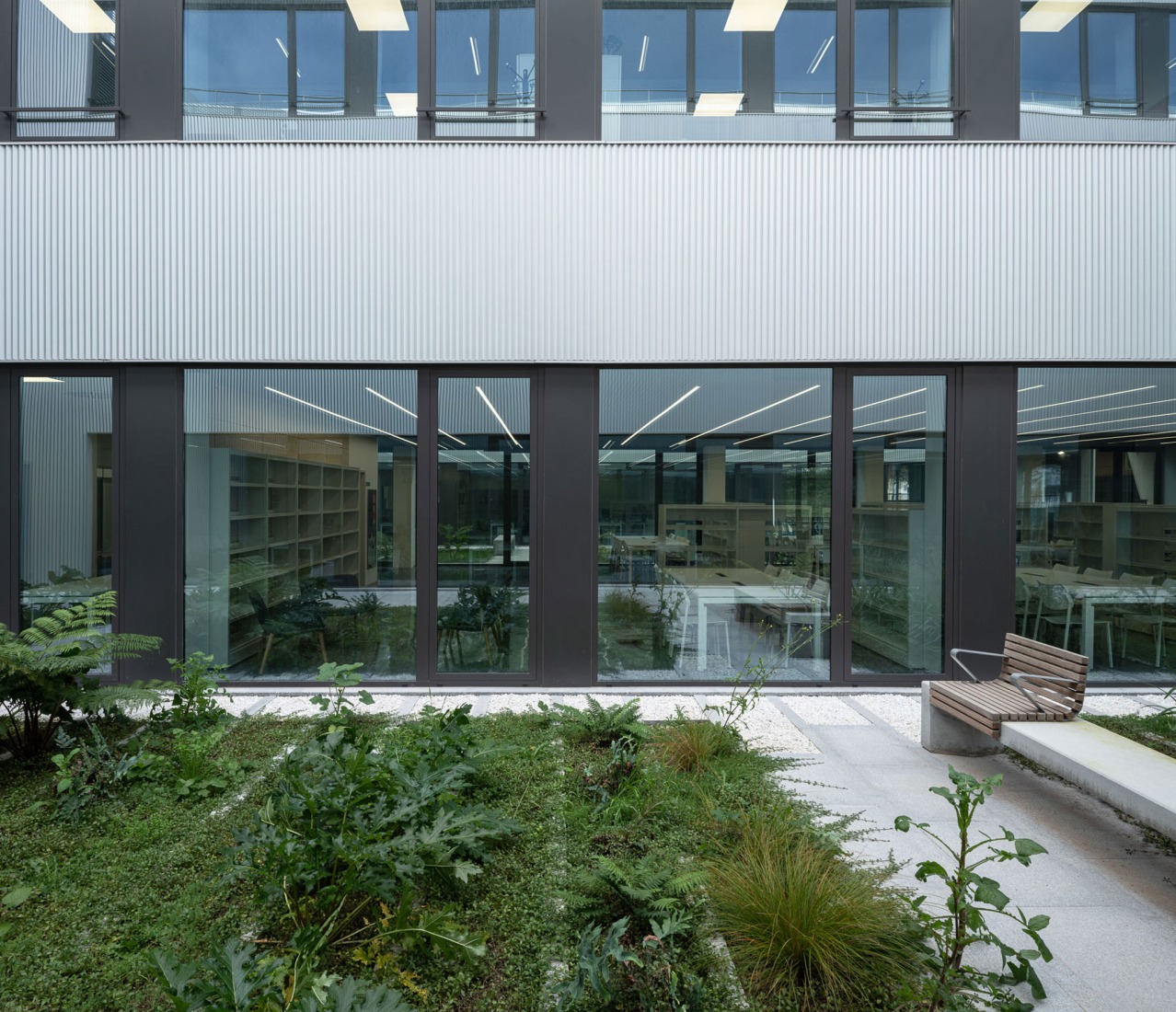 Expansion and renovation of the ETSIA of the Universidad de Sevilla by Estudio Carbajal. Photograph by Fernando Alda.