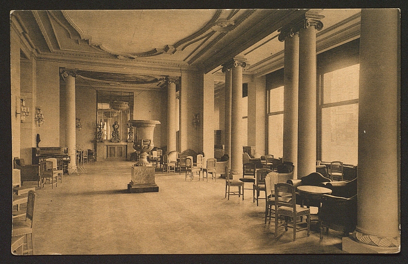 Imágenes postales del Círculo de Bellas Artes. Fototipia Hauser y Menet. Colección de tarjetas postales originales de época c.1927. Archivo del Círculo de Bellas Artes. 