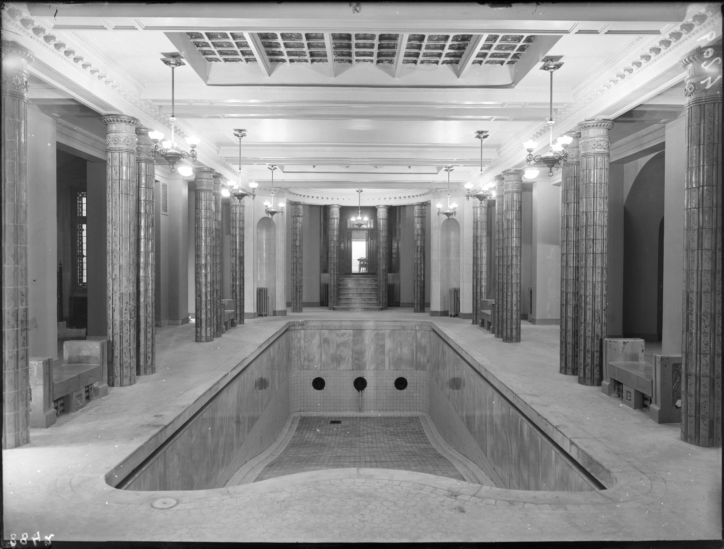 Fotografía de la piscina cubierta de la planta sótano (hoy, Teatro Bellas Artes), 1926. Archivo Lladó, CSIC, Archivo del Centro de Ciencias Humanas y Sociales. Cortesía del Círculo de Bellas Artes.