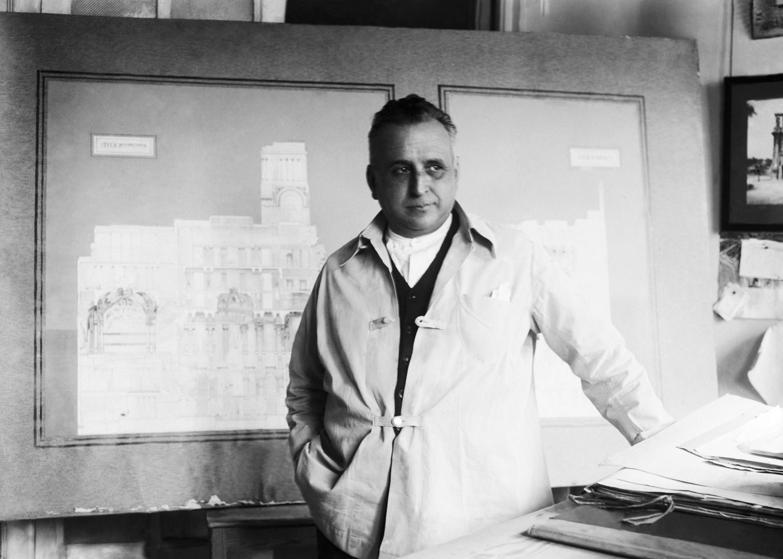 Antonio Palacios en su estudio de Madrid, el 15 de diciembre de 1924. Trabajando con los planos del proyecto del edificio para el Círculo de Bellas Artes. Agencia EFE. Cortesía del Círculo de Bellas Artes.